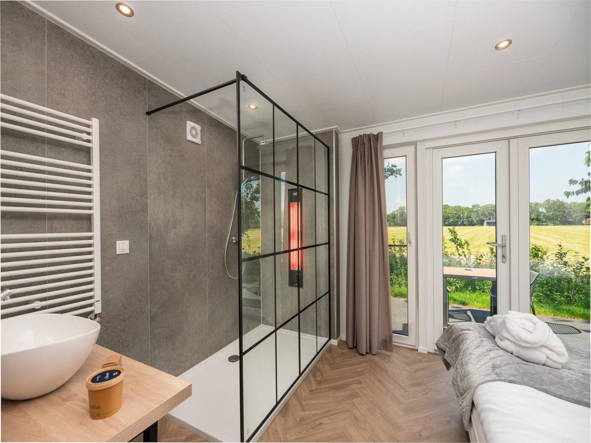 De badkamer van Wellness Lodge | jacuzzi, sauna and sunshower | 2 persons in Rijssen