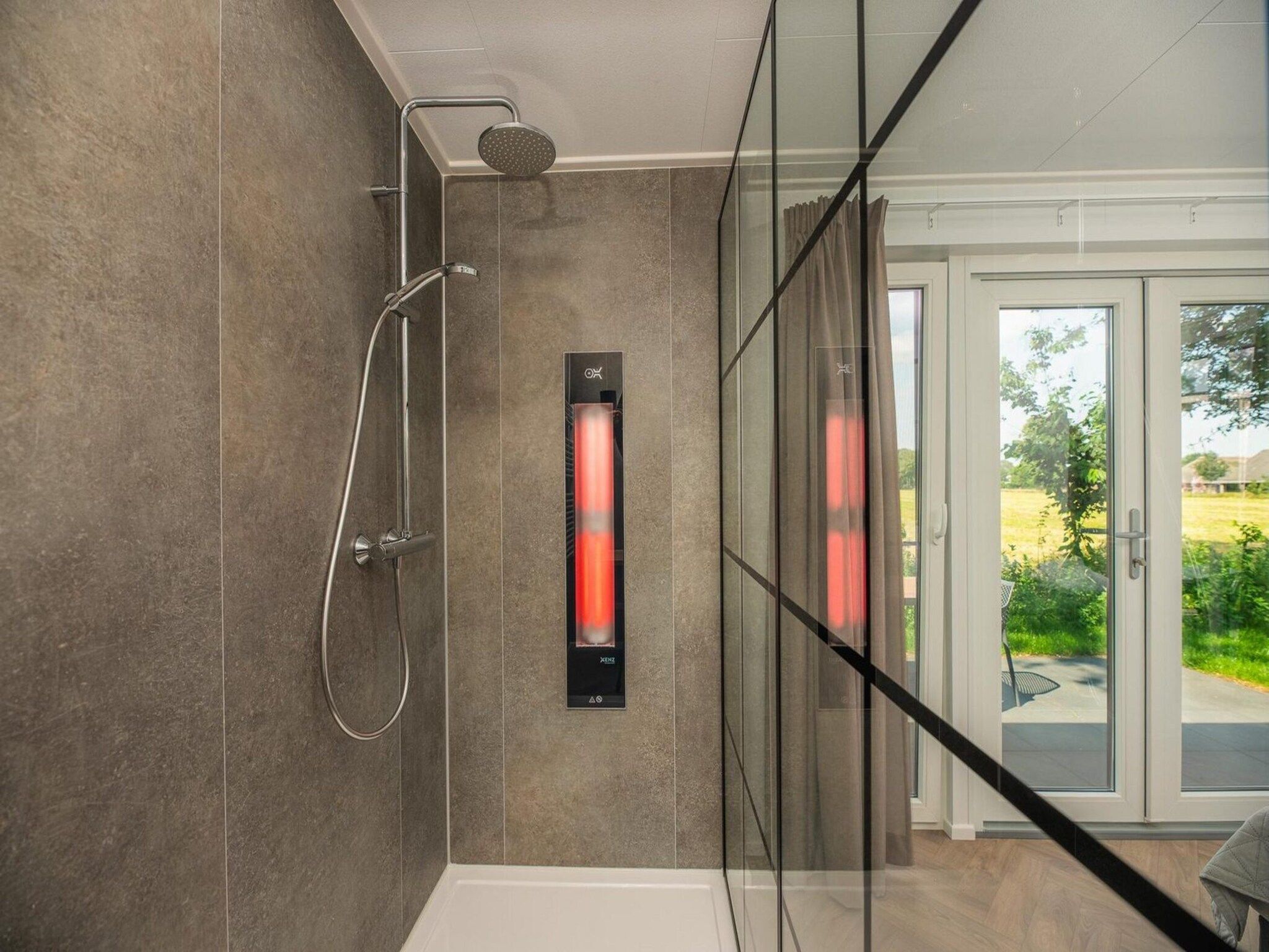 De badkamer van Wellness Lodge | jacuzzi, sauna and sunshower | 2 persons in Rijssen