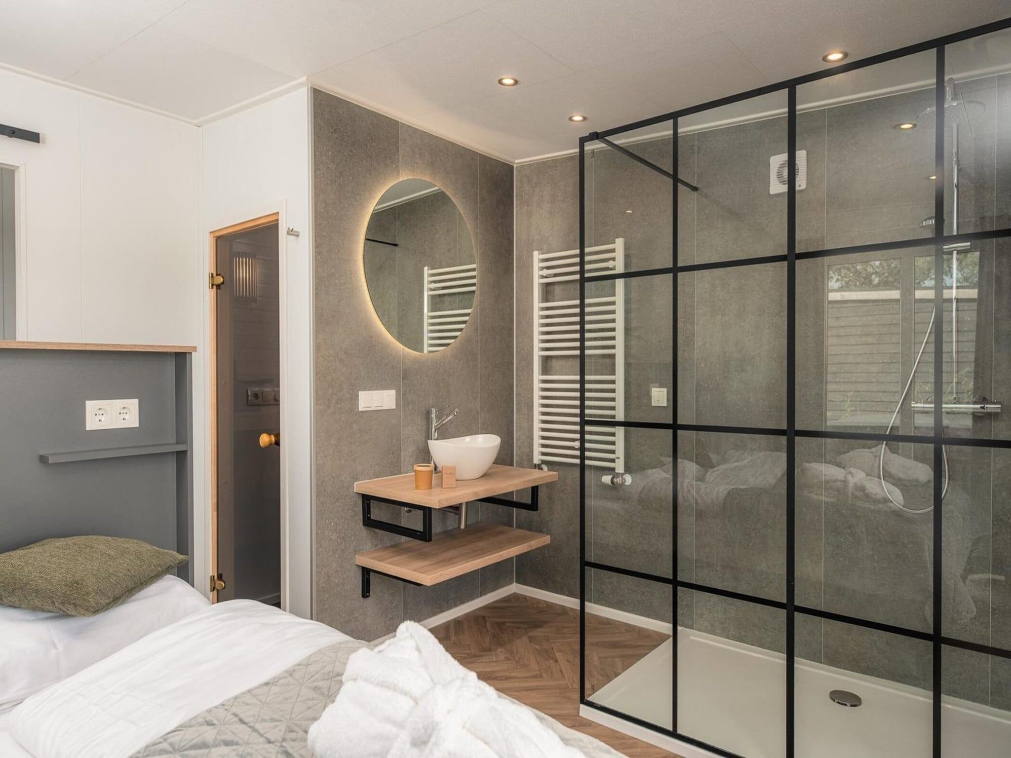De badkamer van Wellness Lodge | jacuzzi, sauna and sunshower | 2 persons in Rijssen