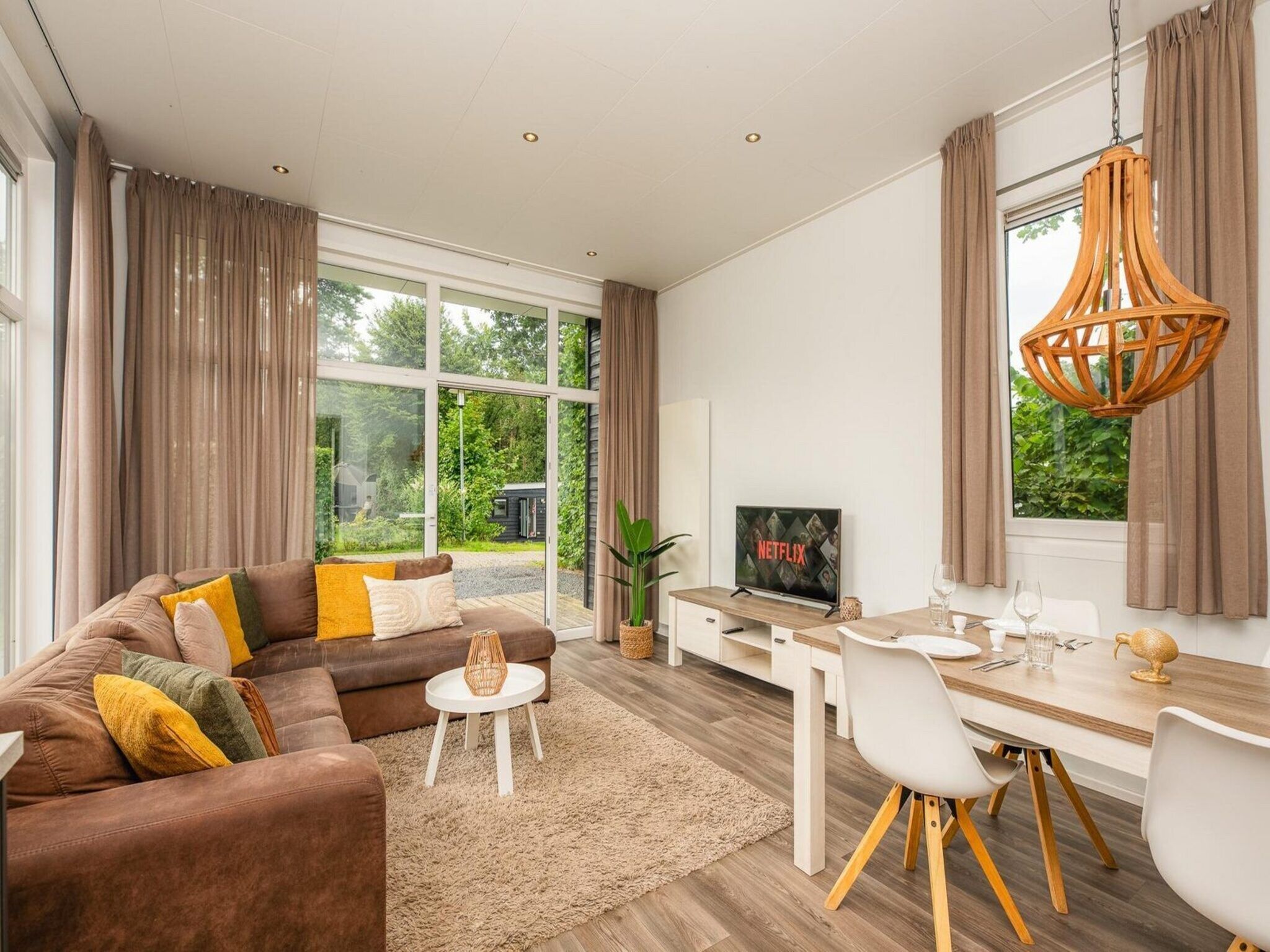 De woonkamer van Forest doglodge with enclosed garden I 4 people in Rijssen