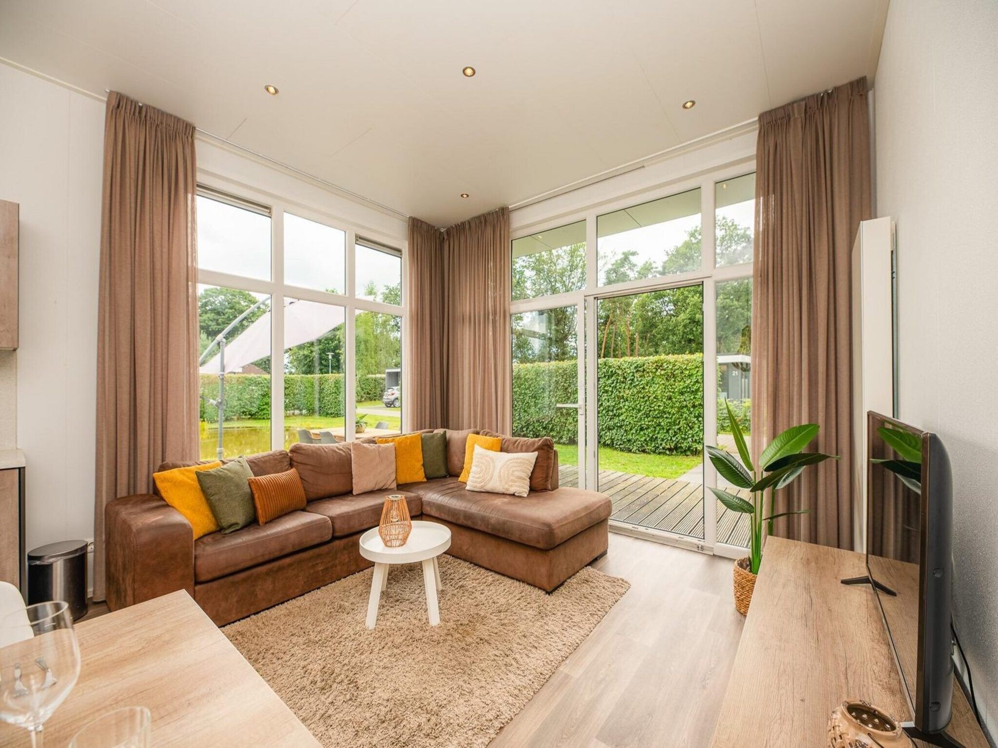 De woonkamer van Forest doglodge with enclosed garden I 4 people in Rijssen