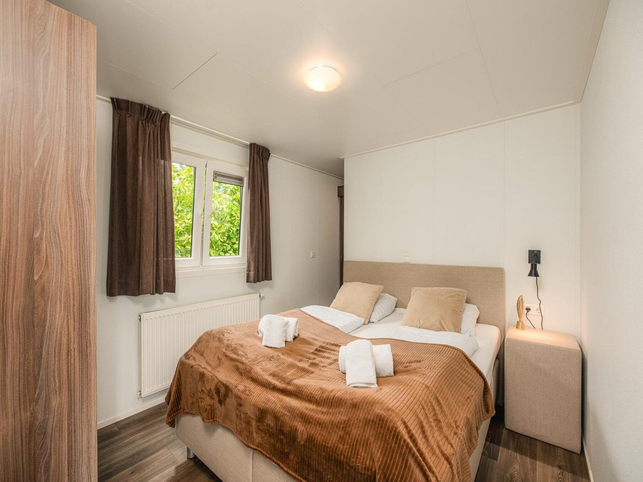 Een slaapkamer van Forest doglodge with enclosed garden I 4 people in Rijssen