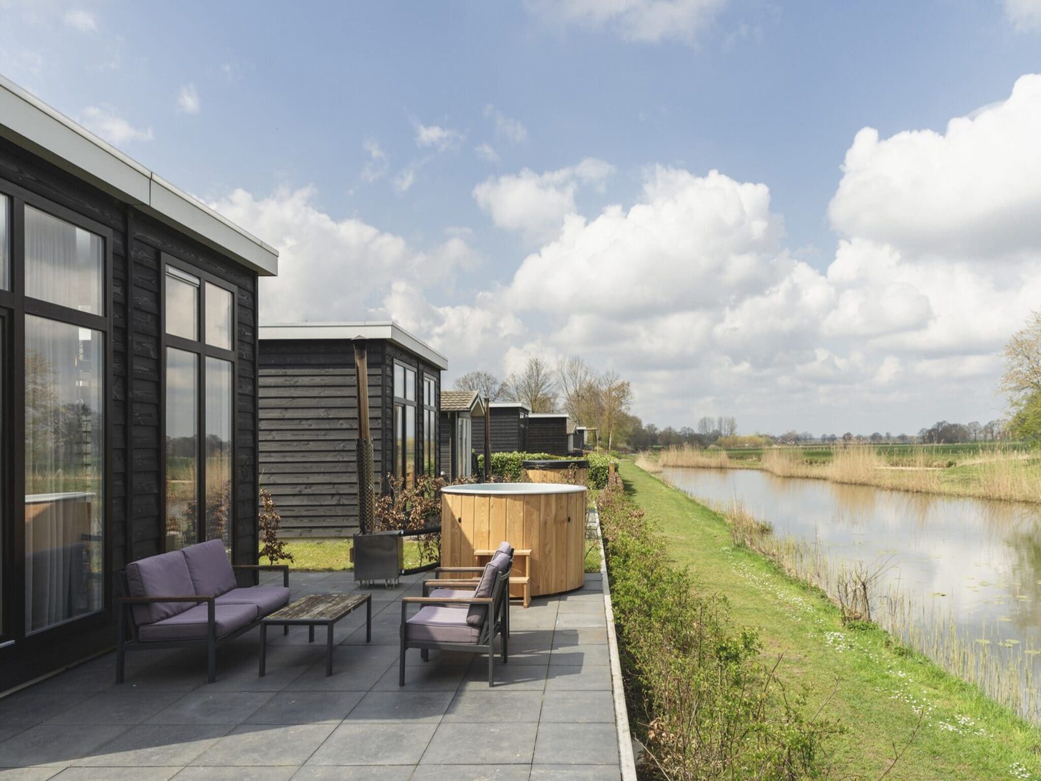 Het terras van River Cabin with hot tub | 6 people in Zuna