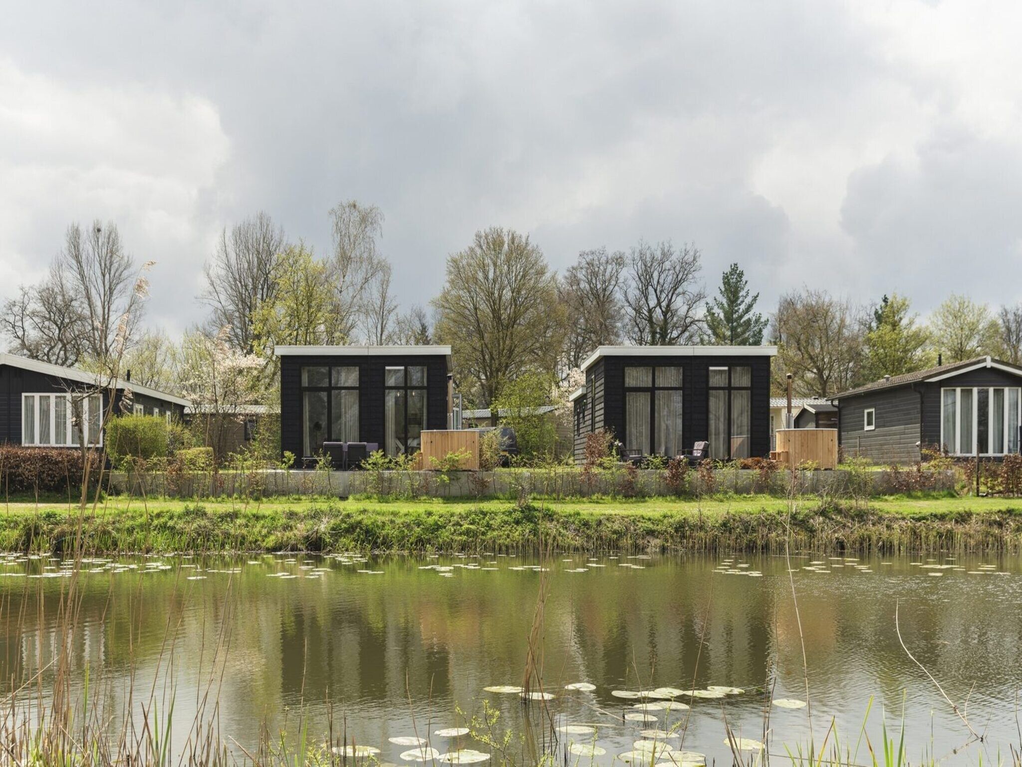 De buitenkant van River Cabin with hot tub | 6 people in Zuna