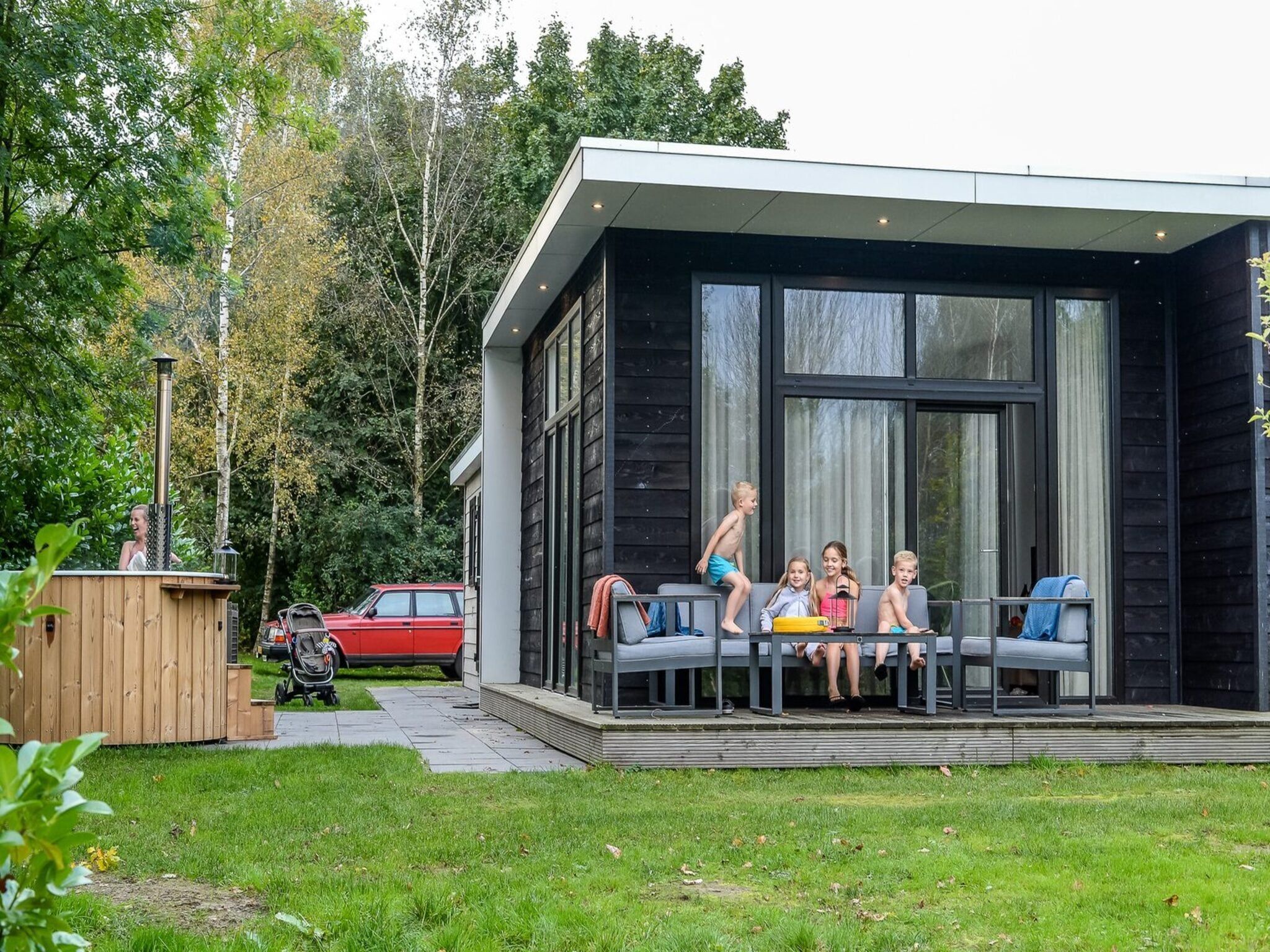 De buitenkant van River Cabin with hot tub | 6 people in Zuna