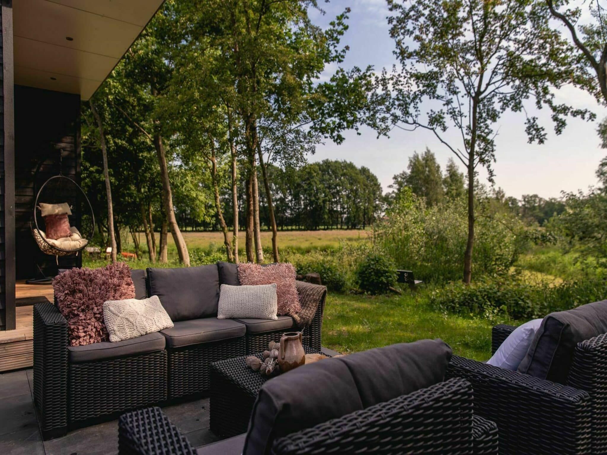Het terras van River Cabin with hot tub | 6 people in Zuna