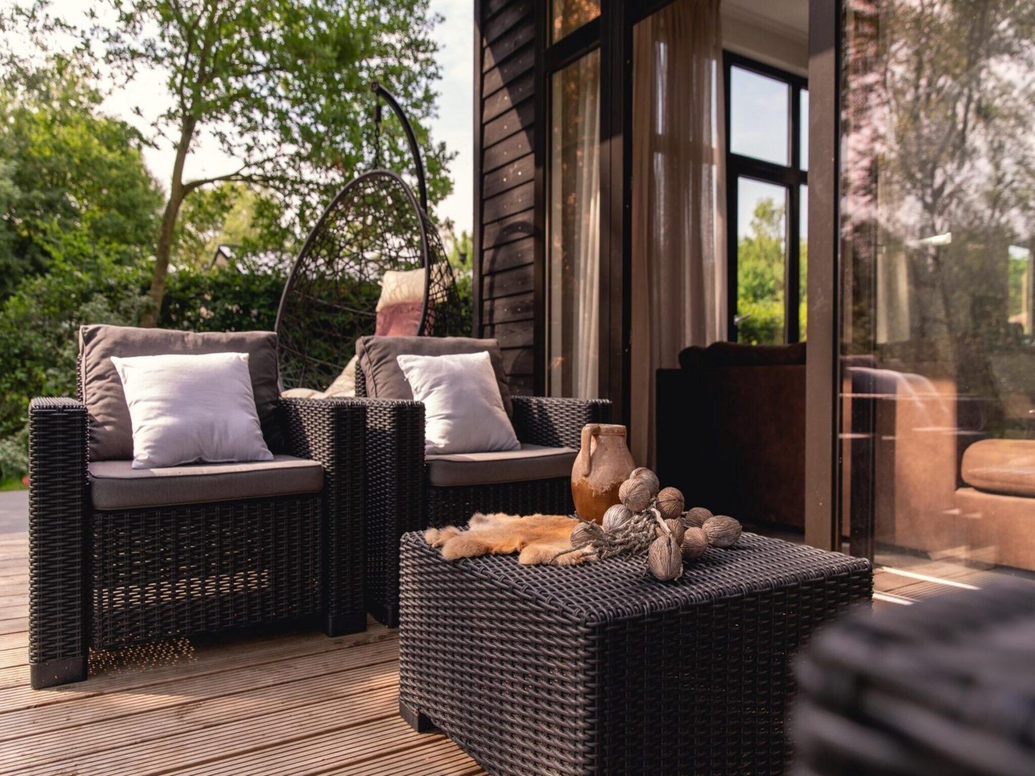 Het terras van River Cabin with hot tub | 6 people in Zuna