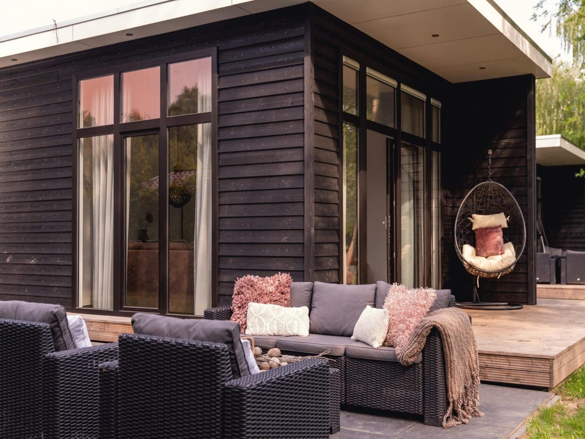 Het terras van River Cabin with hot tub | 6 people in Zuna