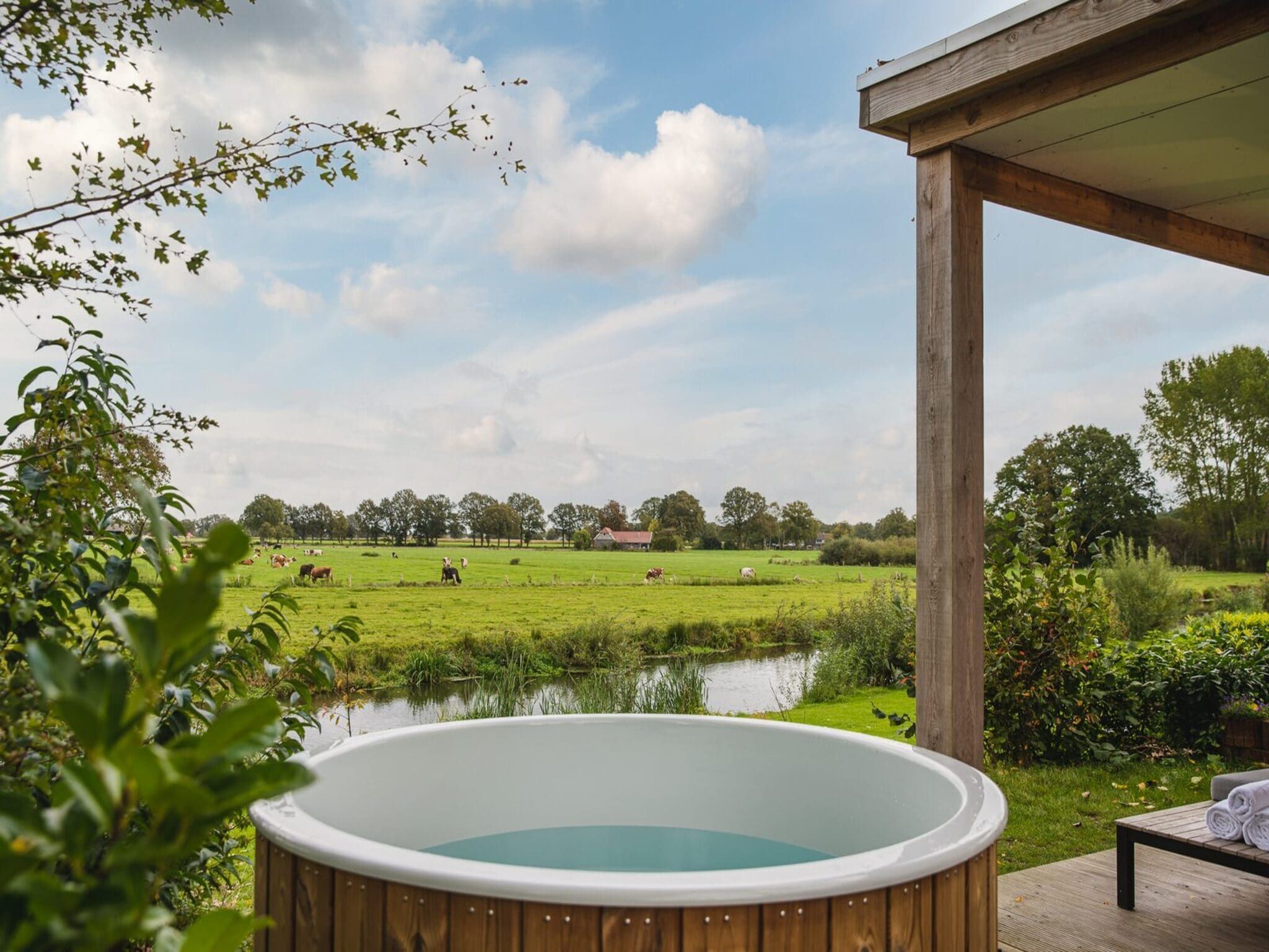 Het uitzicht vanaf River lodge with hot tub | 4 people in Zuna