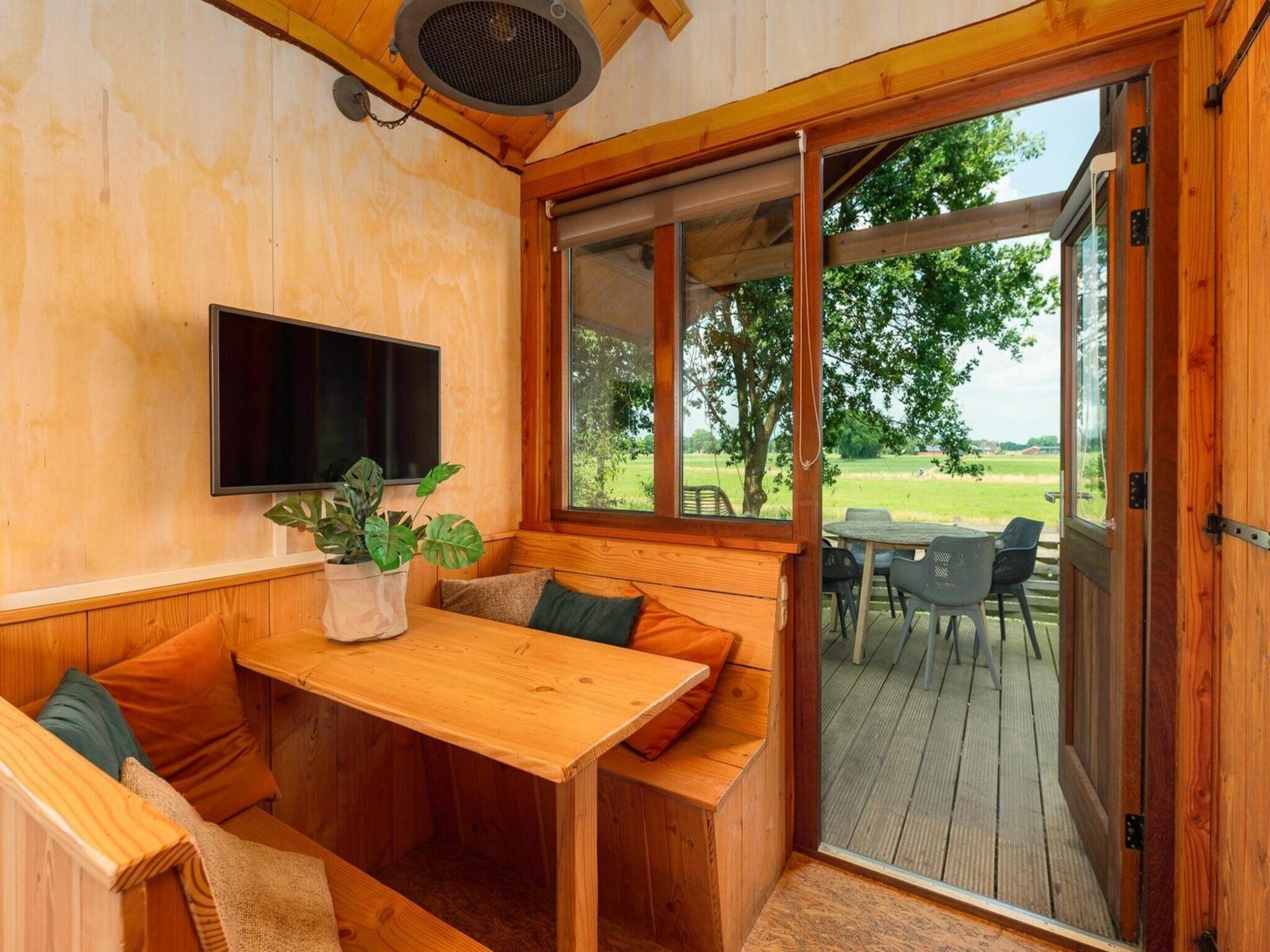 De eetkamer van Regge Cottage with hot tub | 4 people in Zuna