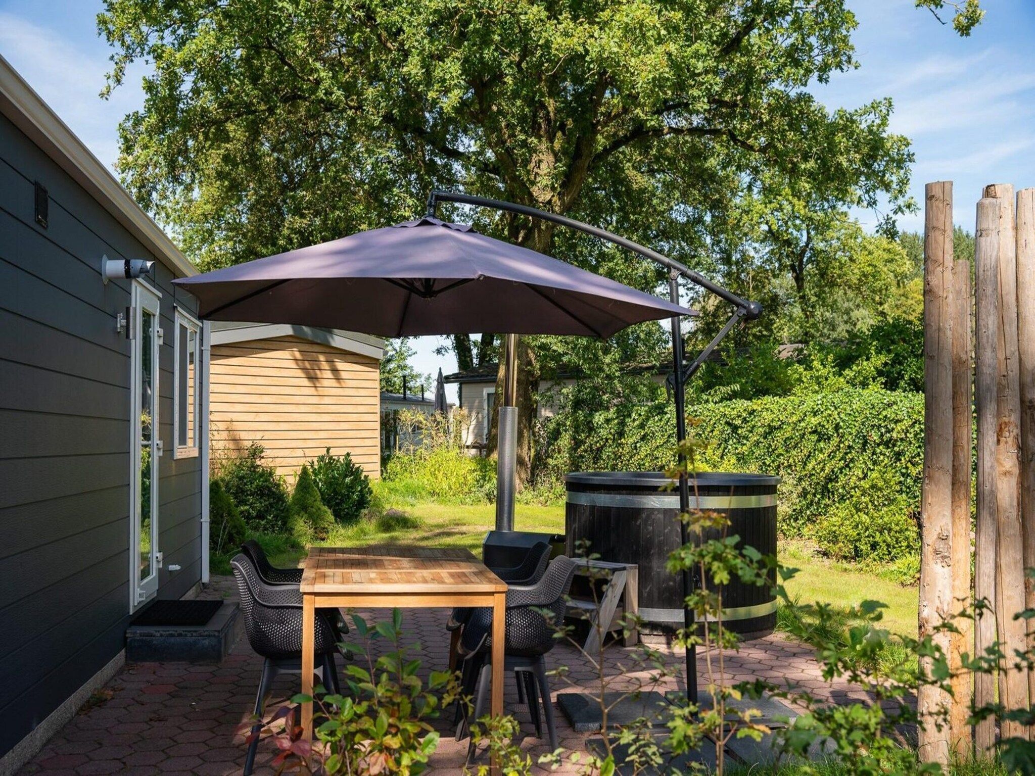 Het terras van Bungalette basic with hot tub I 4 people in Zuna