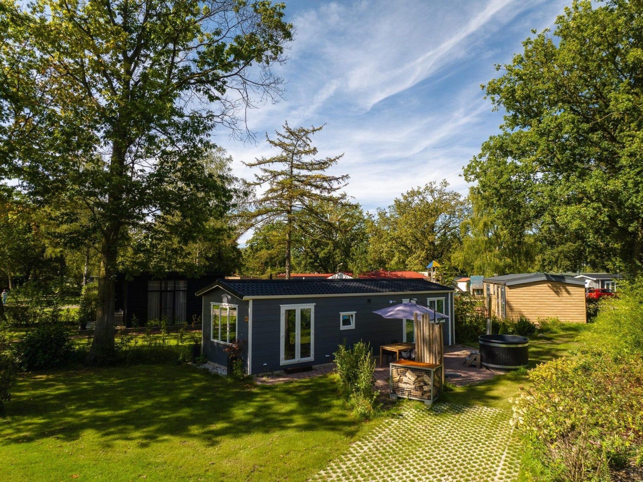 De buitenkant van Bungalette basic with hot tub I 4 people in Zuna