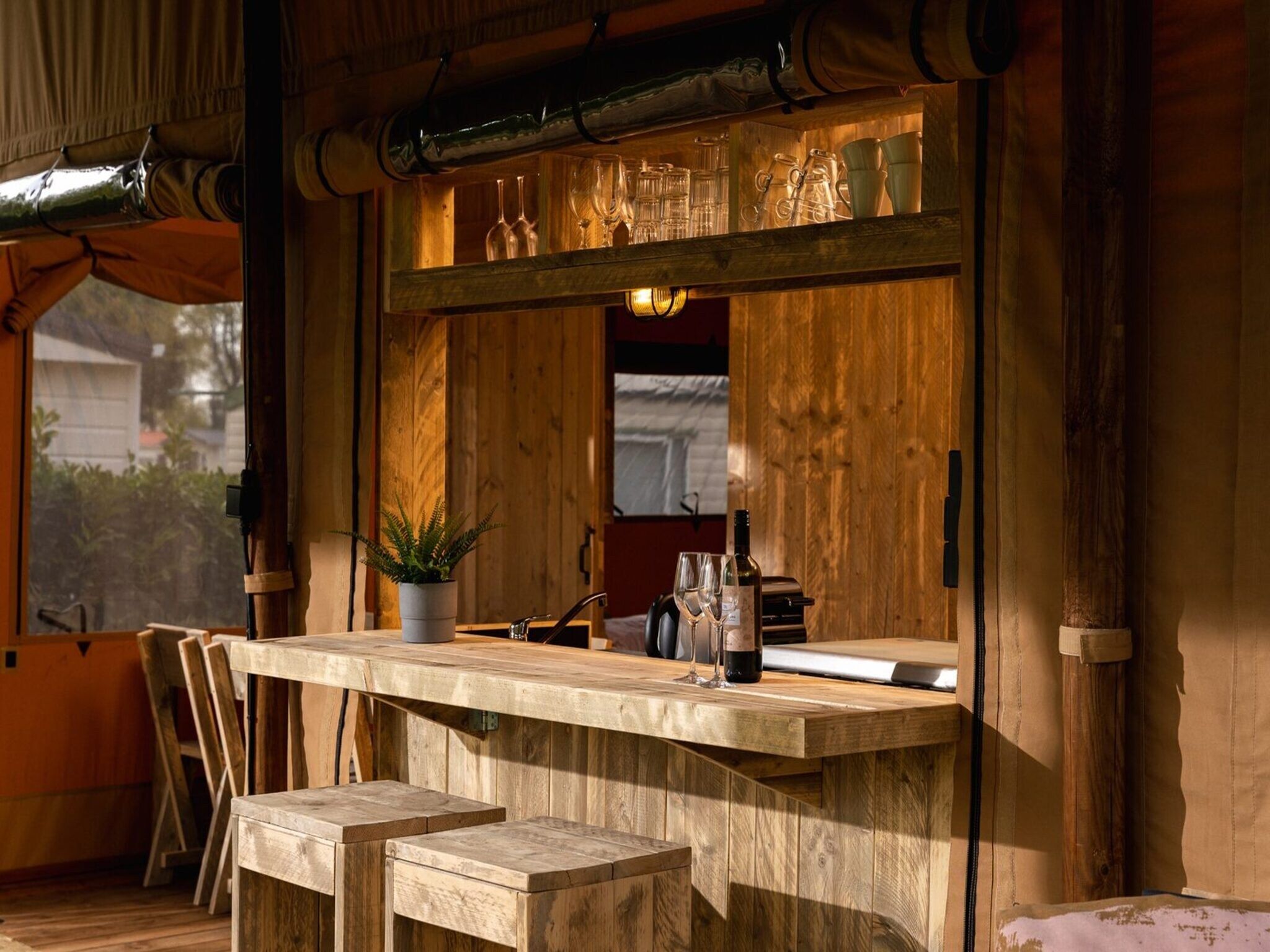Het terras van Safari tent 'the bartenter' with private sanitary facilities | 5 persons in Zuna