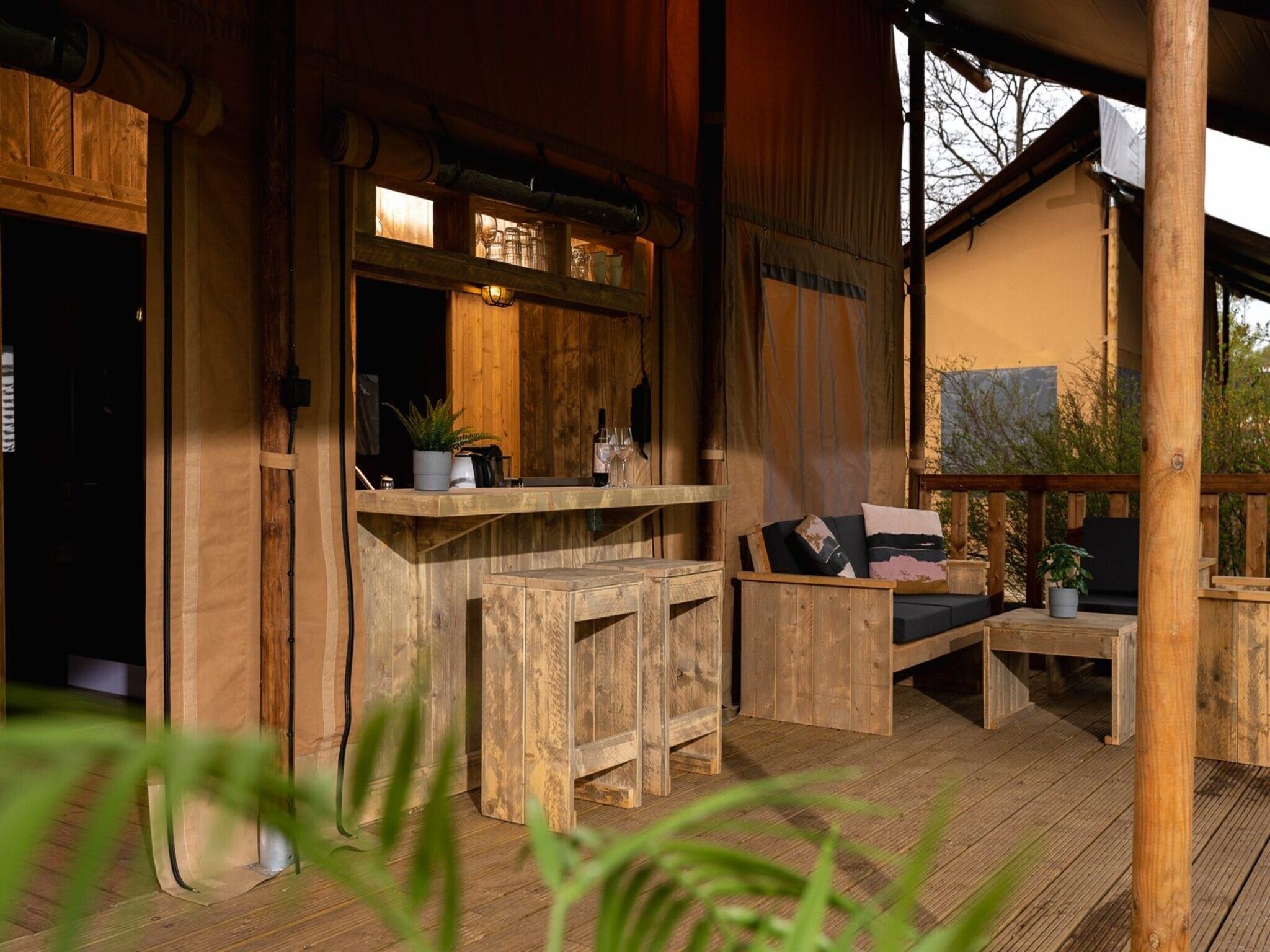 Het terras van Safari tent 'the bartenter' with private sanitary facilities | 5 persons in Zuna