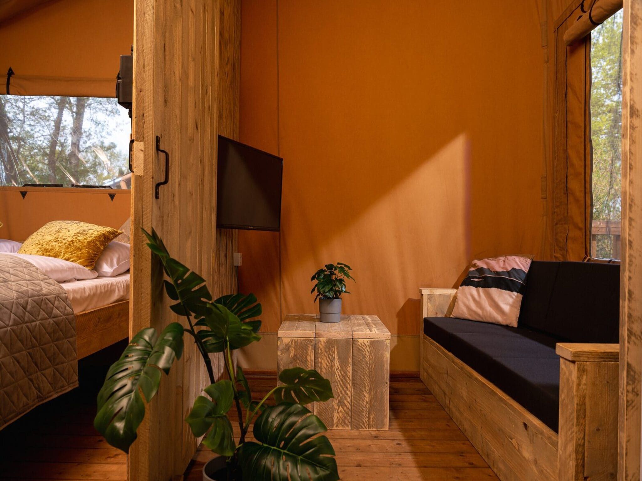 De woonkamer van Safari tent 'the bartenter' with private sanitary facilities | 5 persons in Zuna