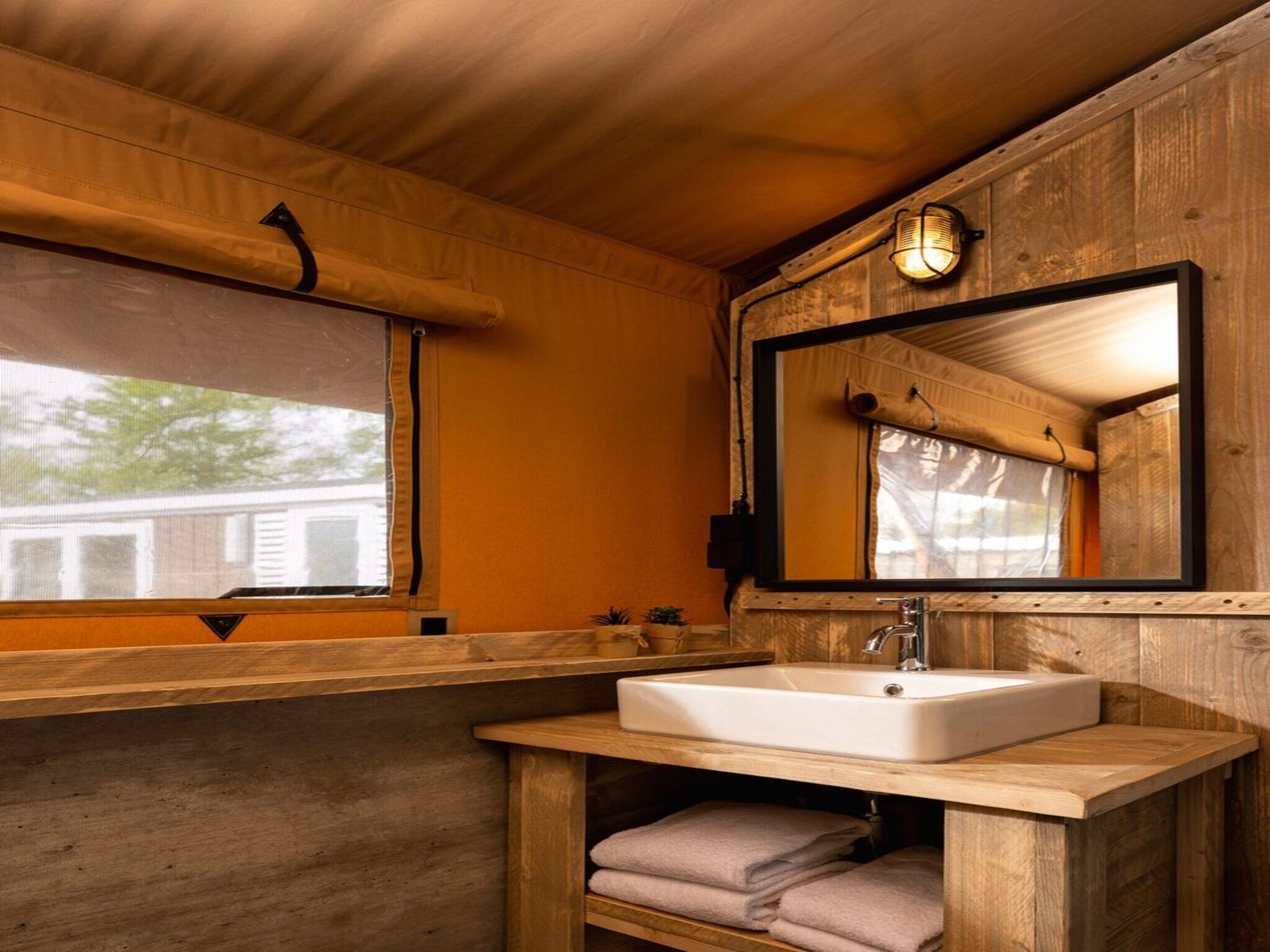 De badkamer van Safari tent 'the bartenter' with private sanitary facilities | 5 persons in Zuna