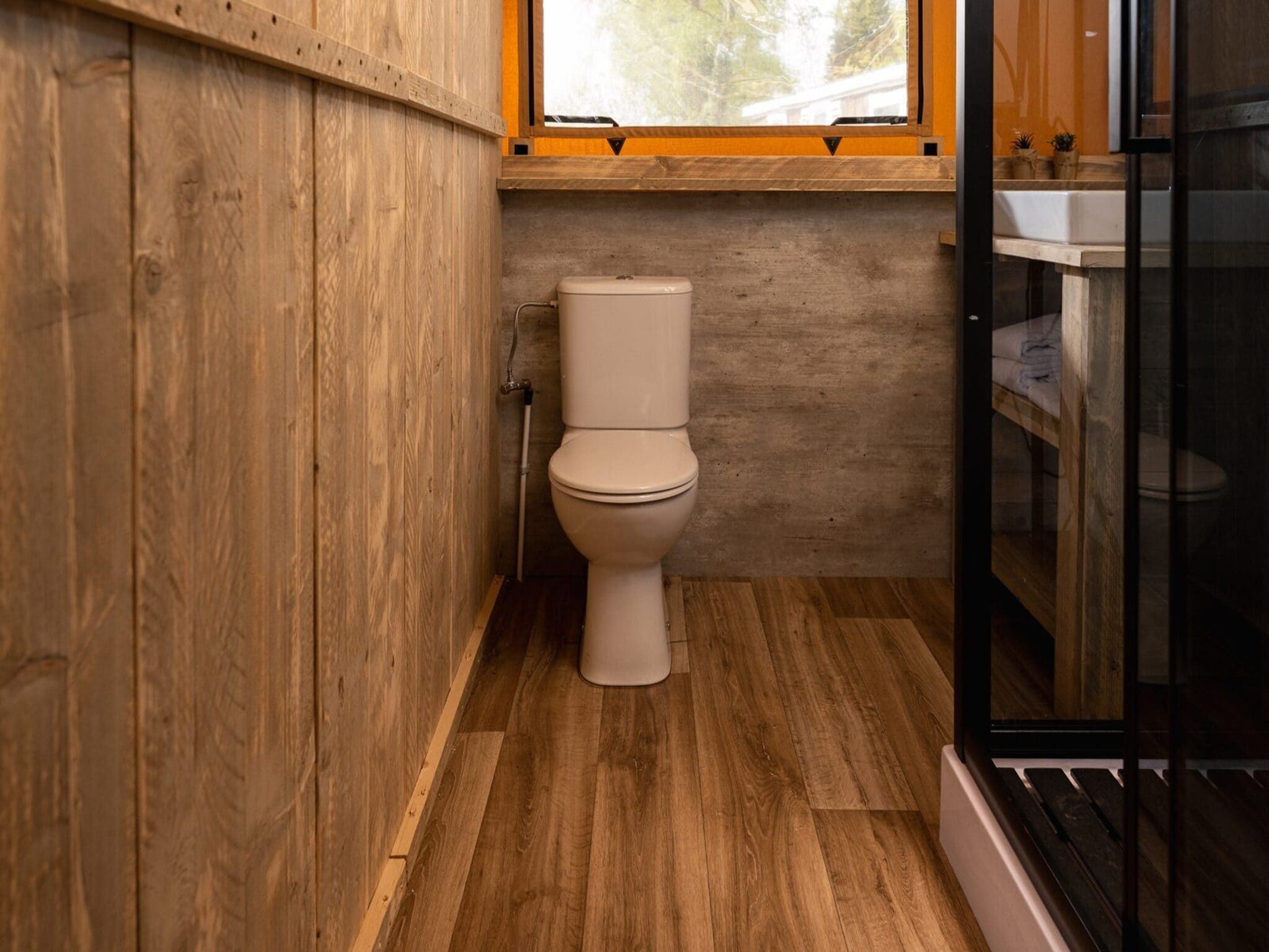 De badkamer van Safari tent 'the bartenter' with private sanitary facilities | 5 persons in Zuna
