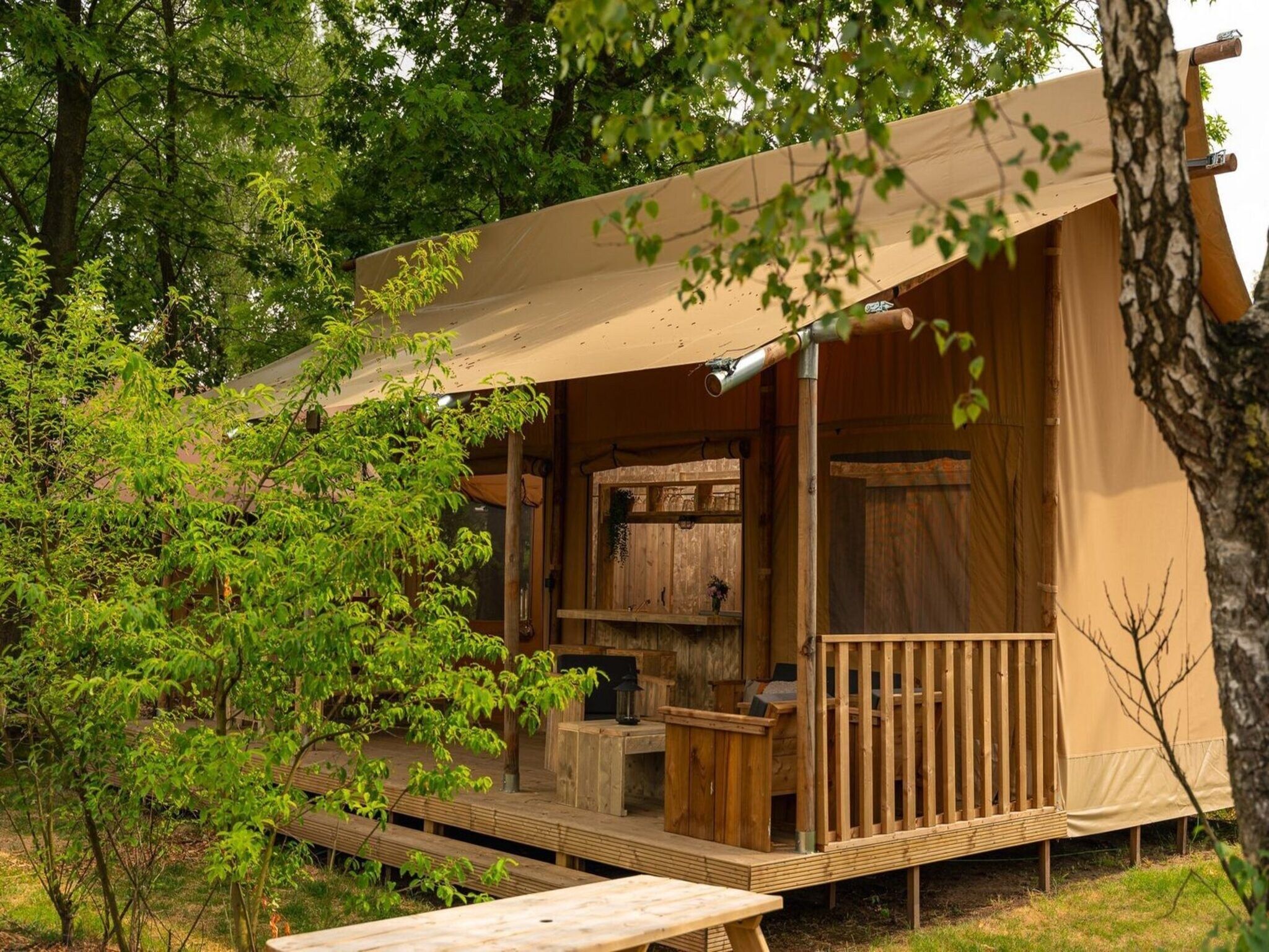De buitenkant van Safari tent 'the bartenter' with private sanitary facilities | 5 persons in Zuna