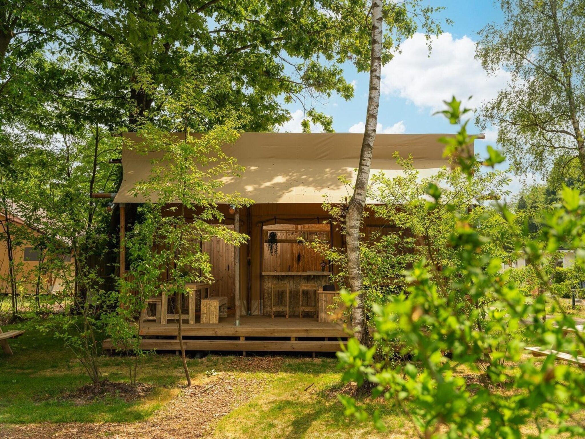 De buitenkant van Safari tent 'the bartenter' with private sanitary facilities | 5 persons in Zuna