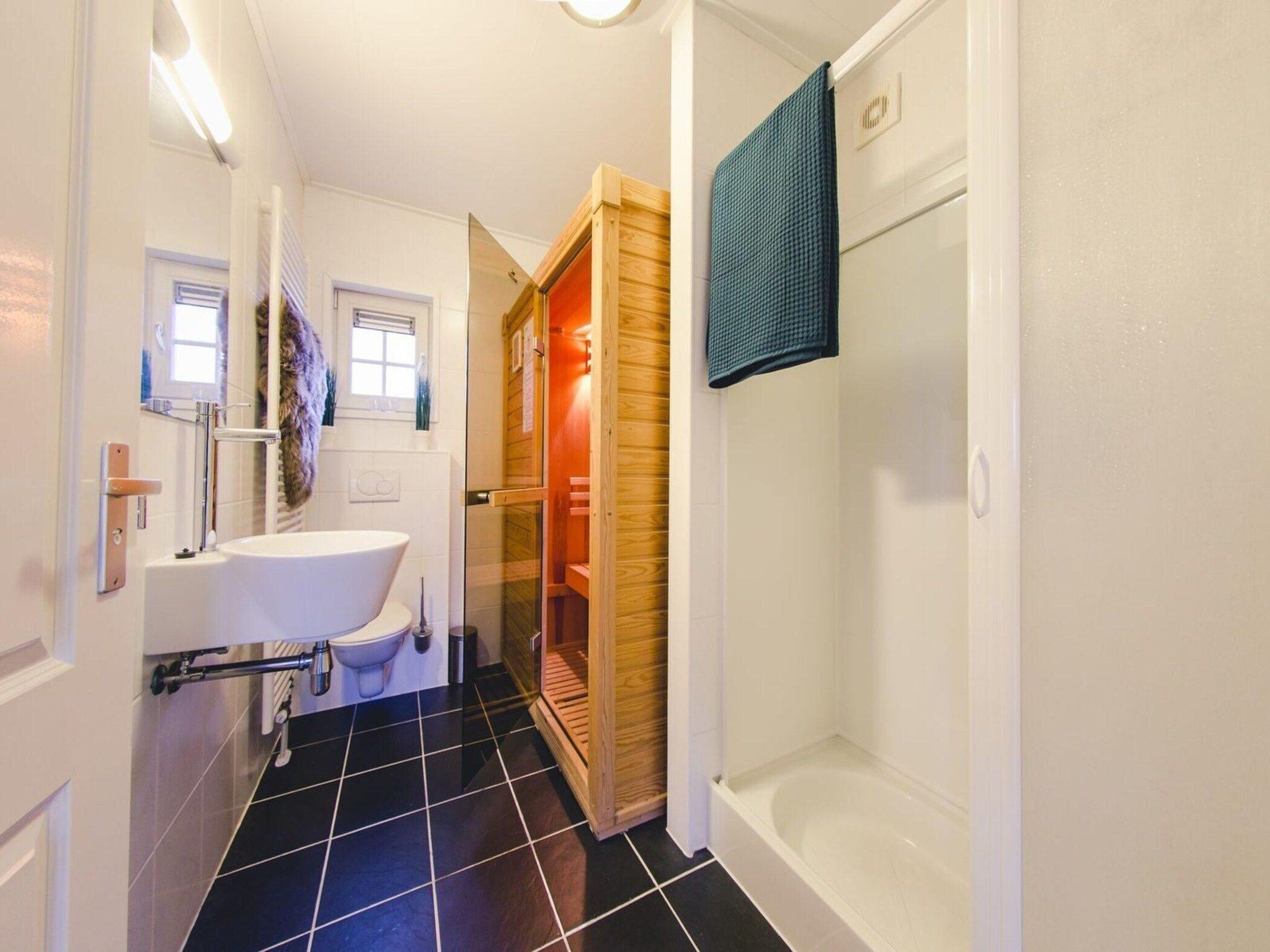 De badkamer van Group accommodation (2x Reggehooiberg, with large backyard) I 10 people in Zuna