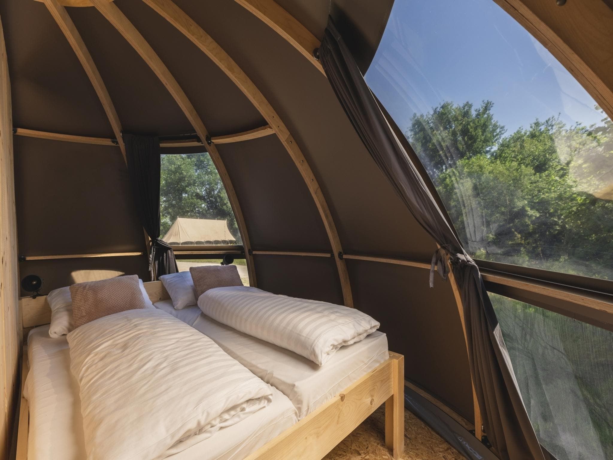 Een slaapkamer van Riverdome with private bathroom and hot tub | 4 persons in Zuna