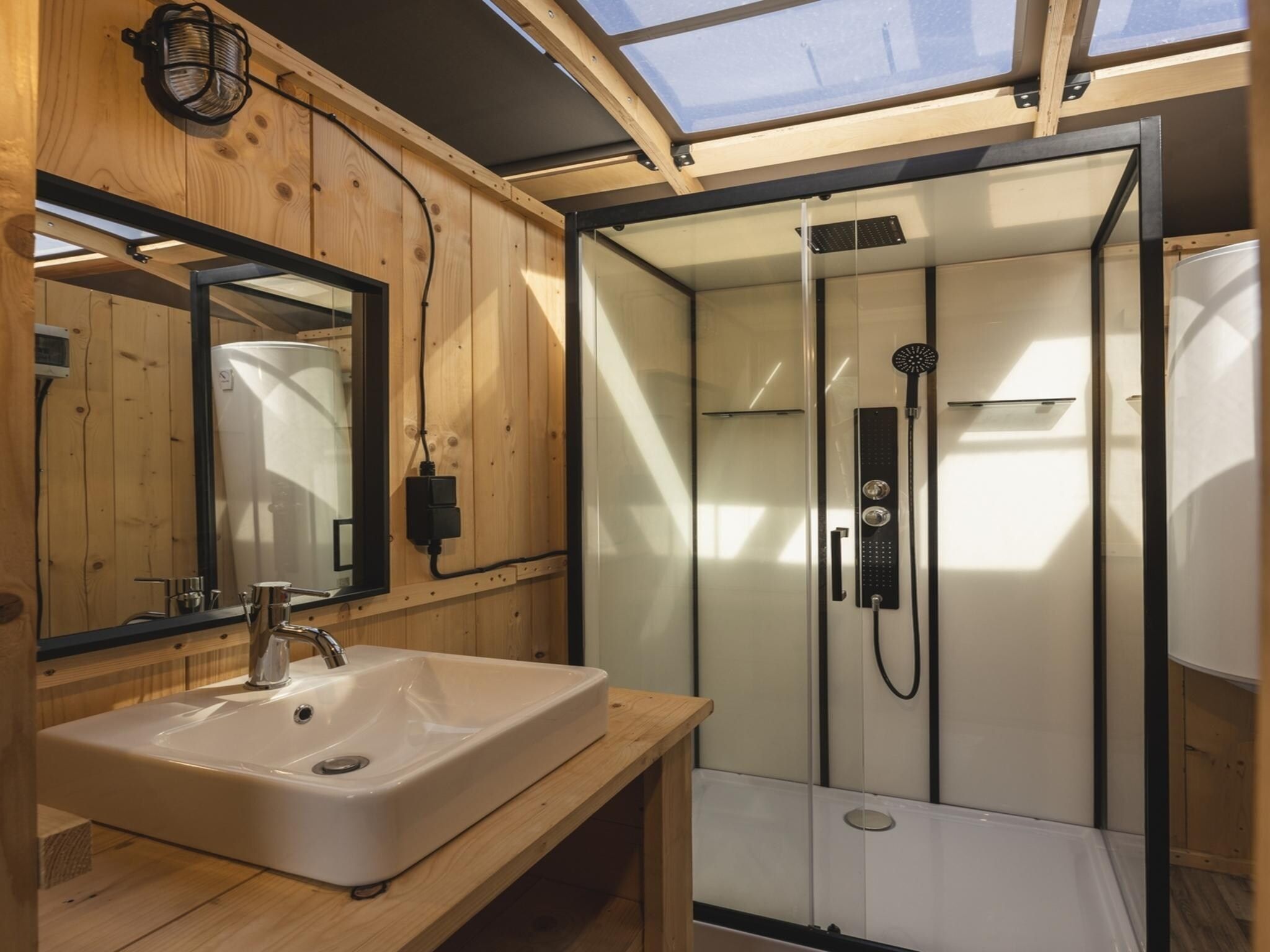 De badkamer van Riverdome with private bathroom and hot tub | 4 persons in Zuna