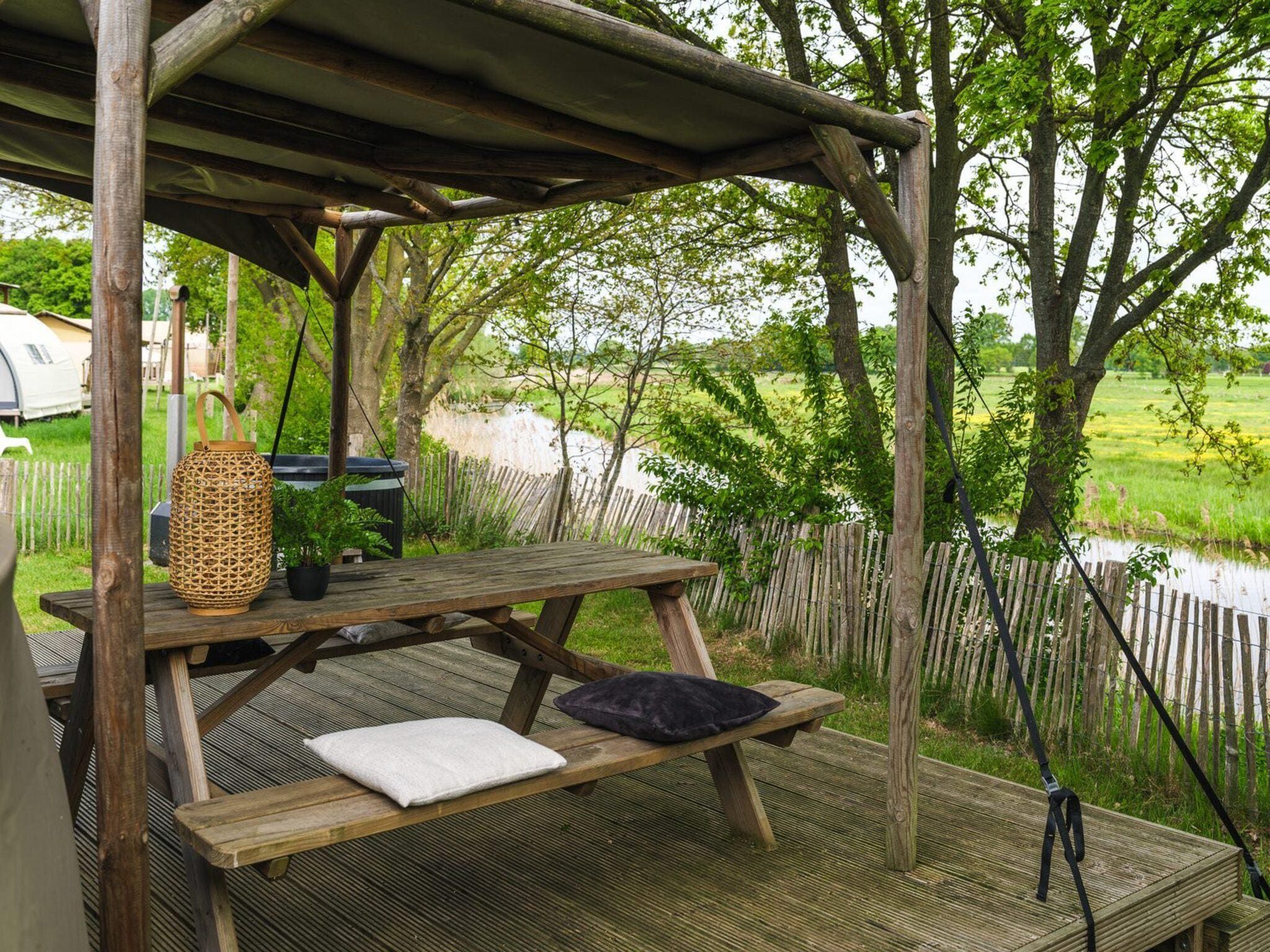 Het terras van Riverdome with private bathroom and hot tub | 4 persons in Zuna