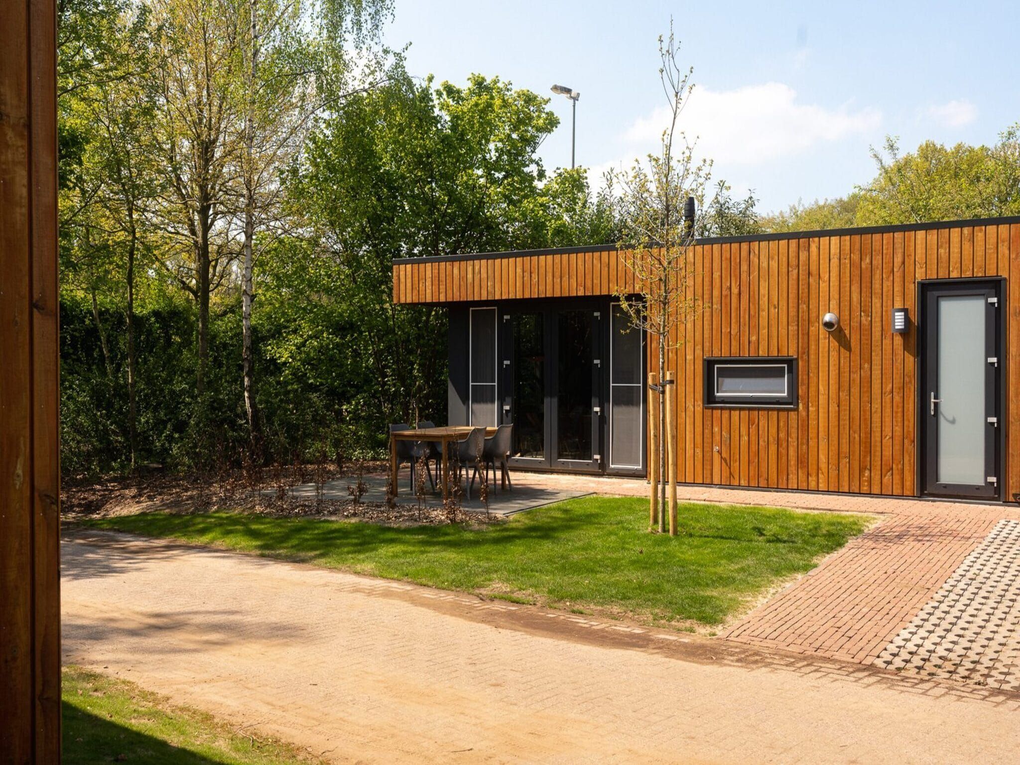 De buitenkant van Happy Oak Lodge with hottub | 4 people in Zuna