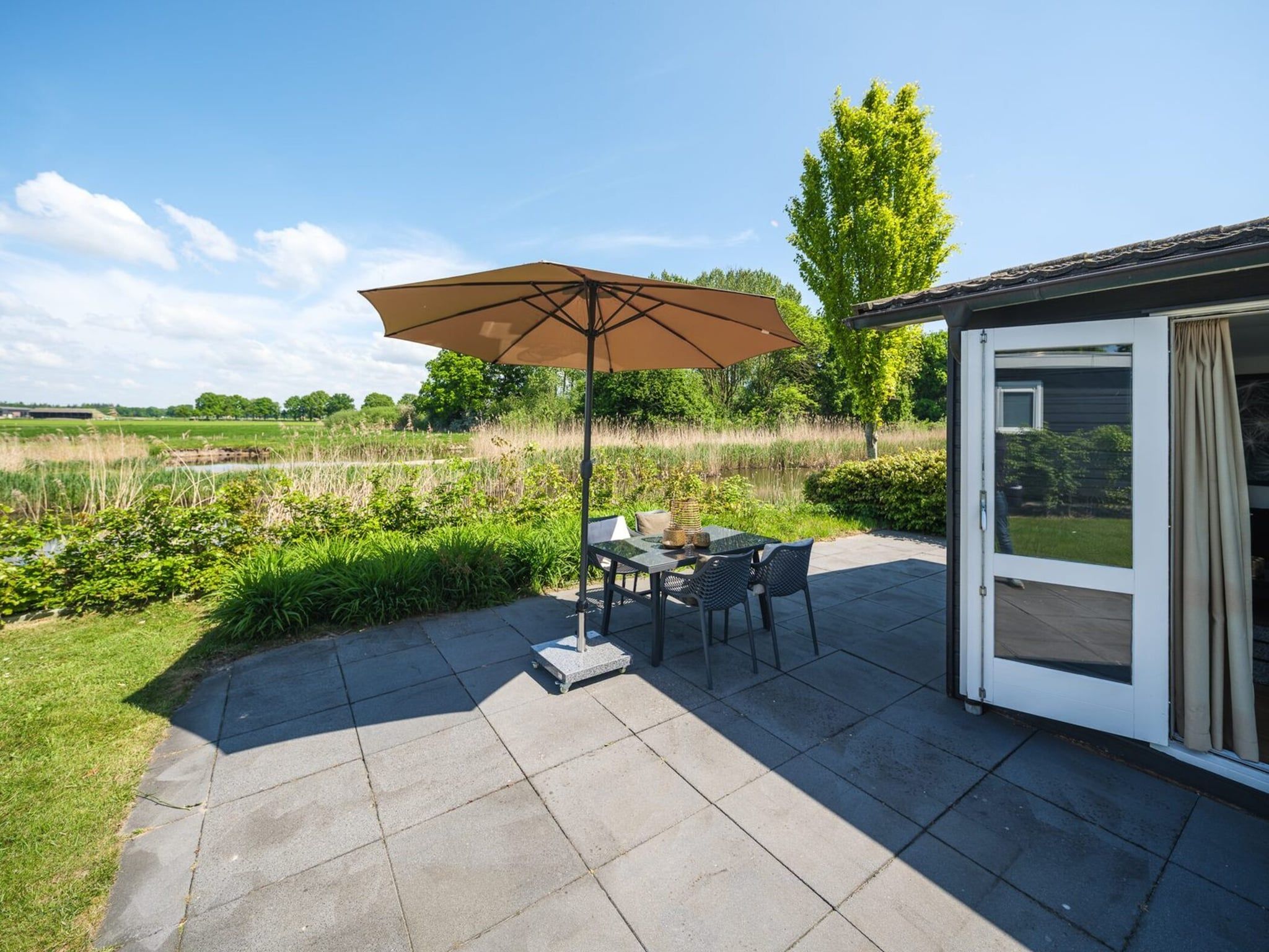 Het terras van Bungalow near the river I 4 persons in Zuna