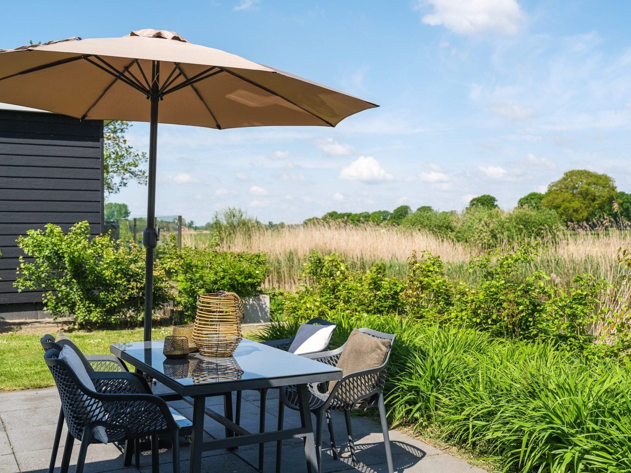 Het terras van Bungalow near the river I 4 persons in Zuna