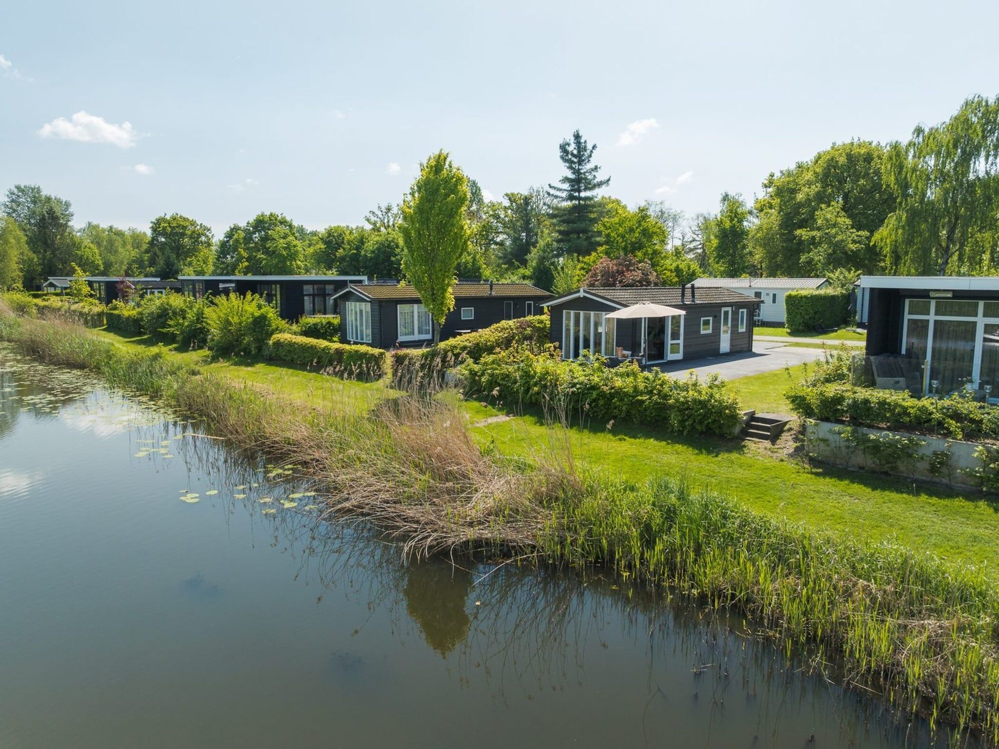 De buitenkant van Bungalow near the river I 4 persons in Zuna
