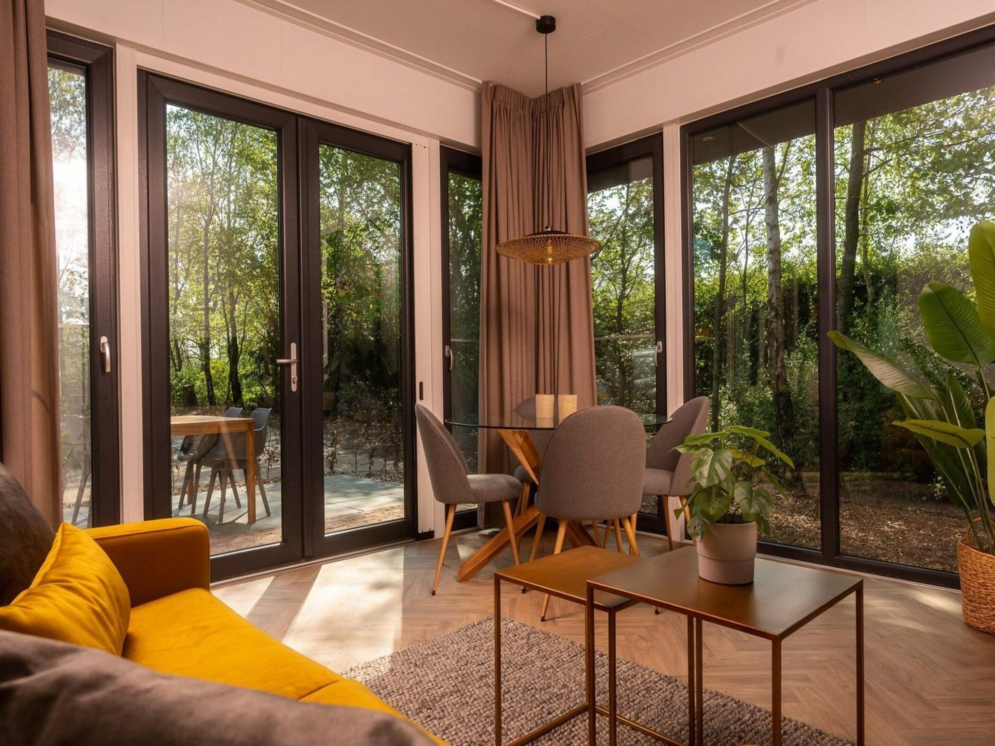 De eetkamer van Group accommodation (7x Happy Oak Lodge 28p) in Zuna