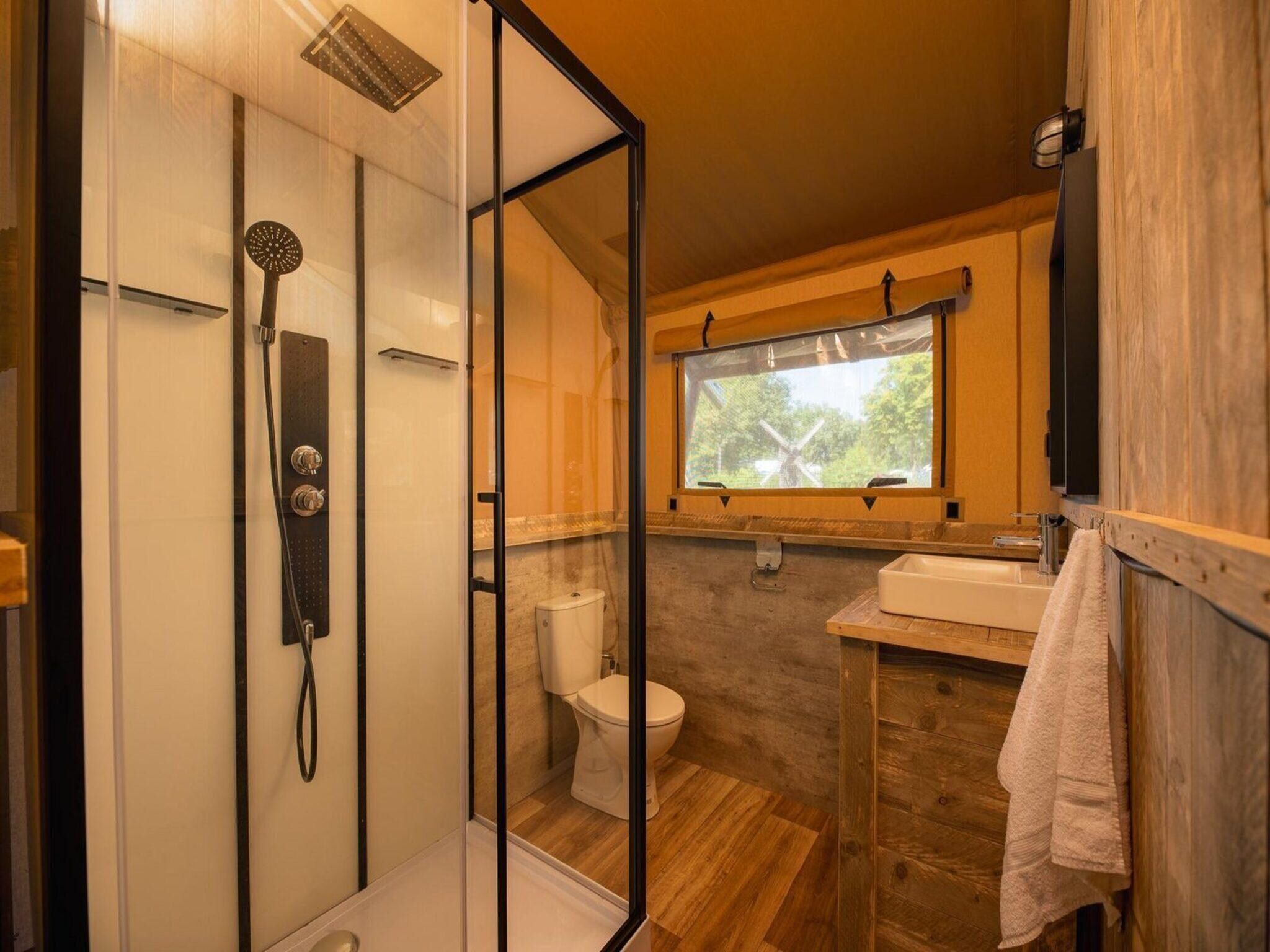 De badkamer van Safari tent with private bathroom | 8 people in Zuna