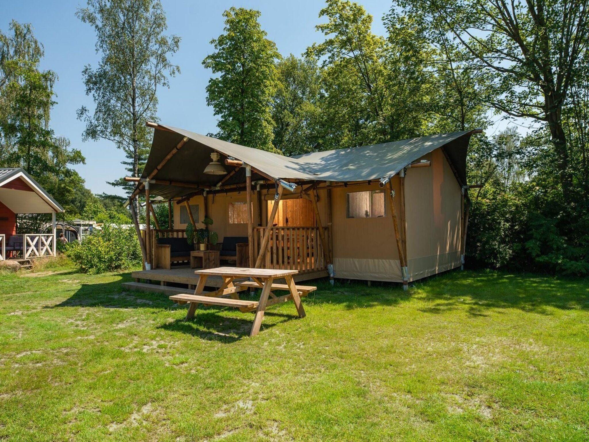 De buitenkant van Safari tent with private bathroom | 8 people in Zuna