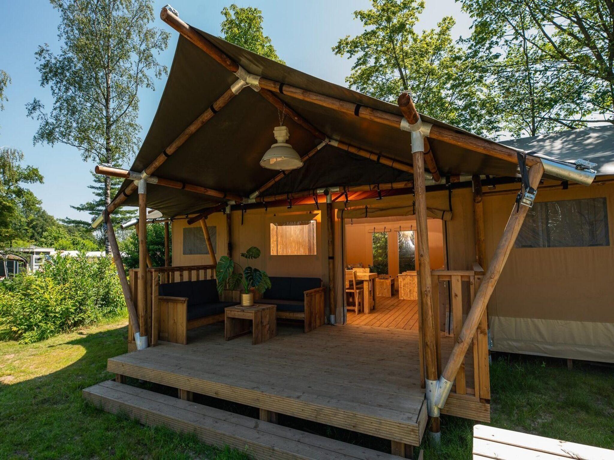 De buitenkant van Safari tent with private bathroom | 8 people in Zuna