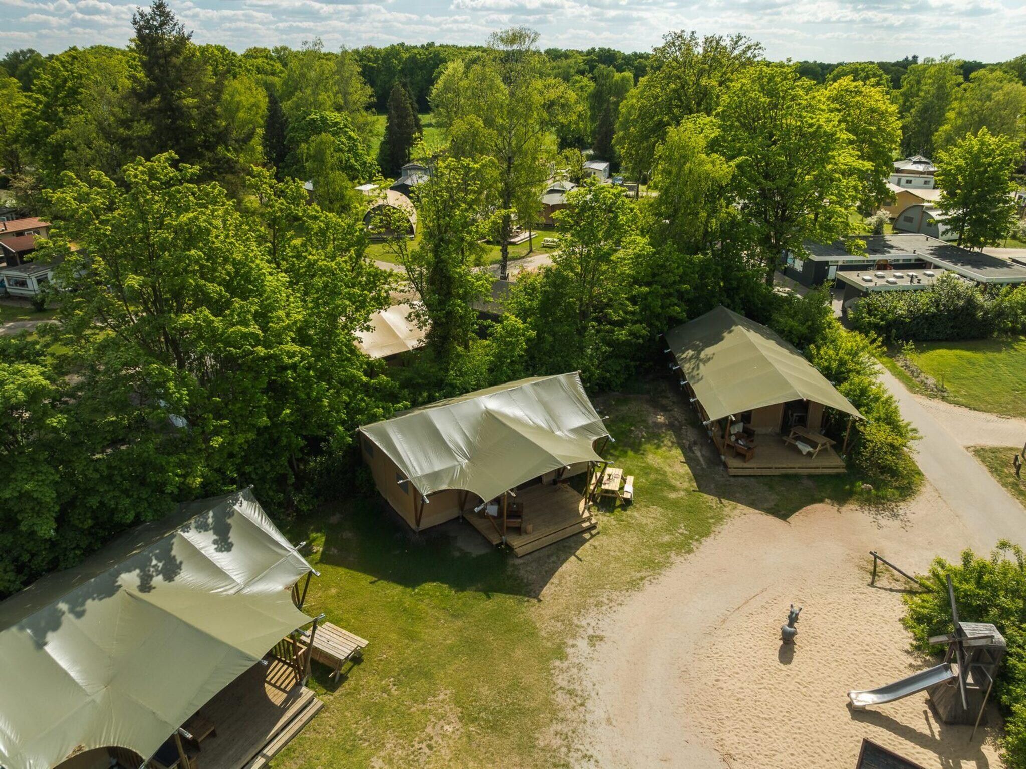 De buitenkant van Safari tent with private bathroom | 8 people in Zuna
