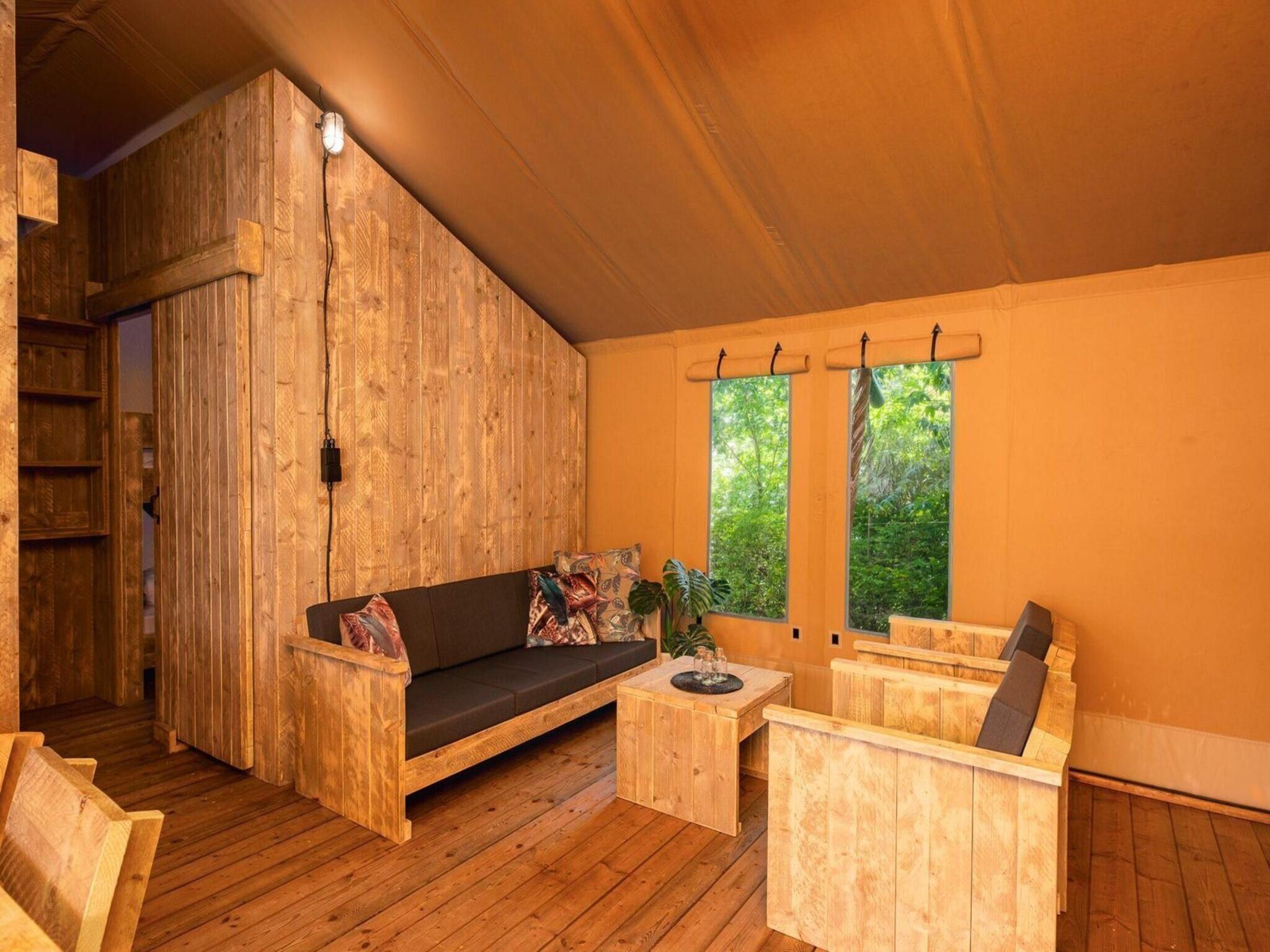 De woonkamer van Safari tent with private bathroom | 8 people in Zuna