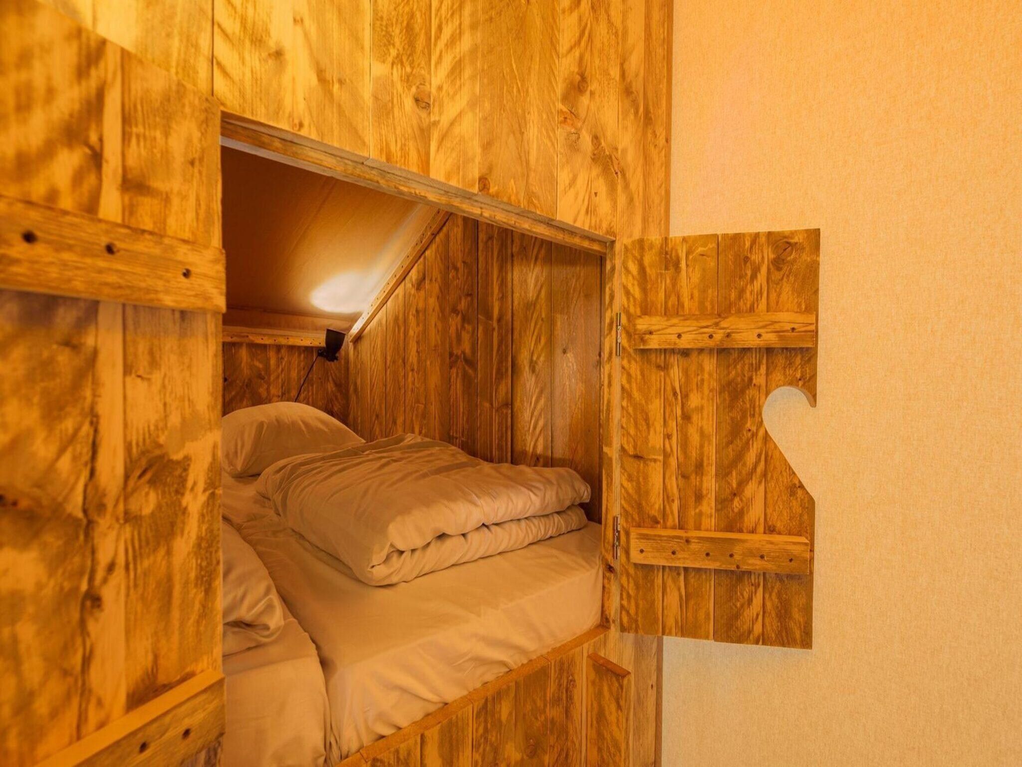 Een slaapkamer van Safari tent with private bathroom | 8 people in Zuna