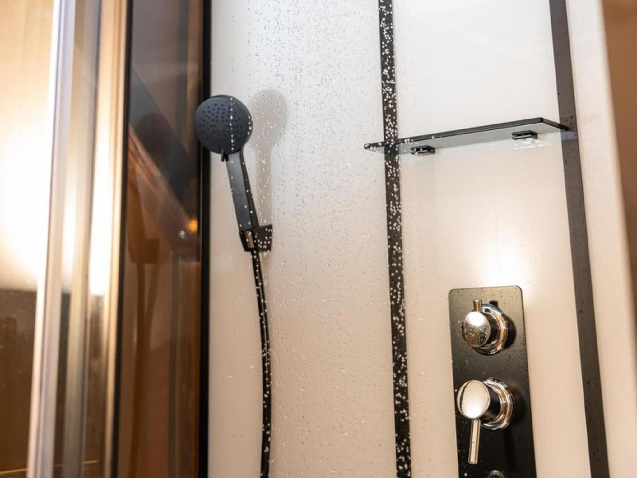 De badkamer van Treehouse tent at the Regge with private sanitary facilities | 6 people in Zuna
