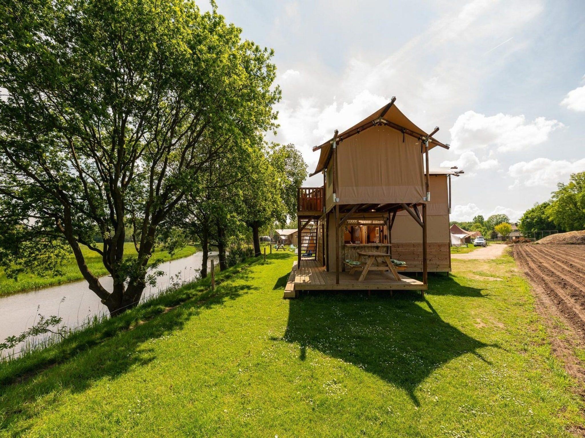 De buitenkant van Treehouse tent at the Regge with private sanitary facilities | 6 people in Zuna
