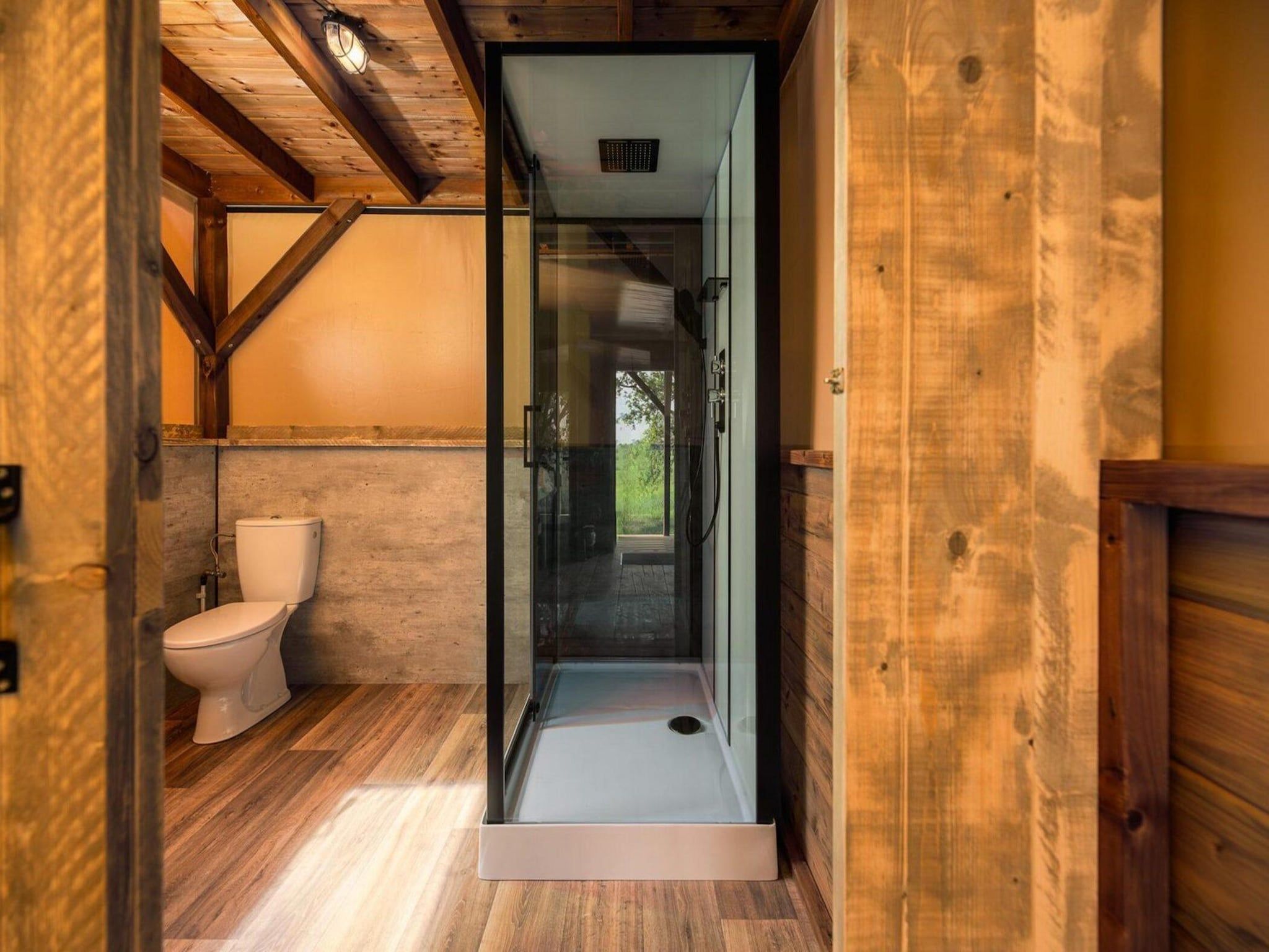 De badkamer van Treehouse tent at the Regge with private sanitary facilities | 6 people in Zuna
