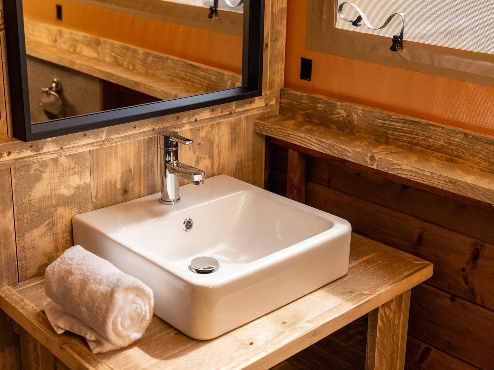 De badkamer van Treehouse tent at the Regge with private sanitary facilities | 6 people in Zuna