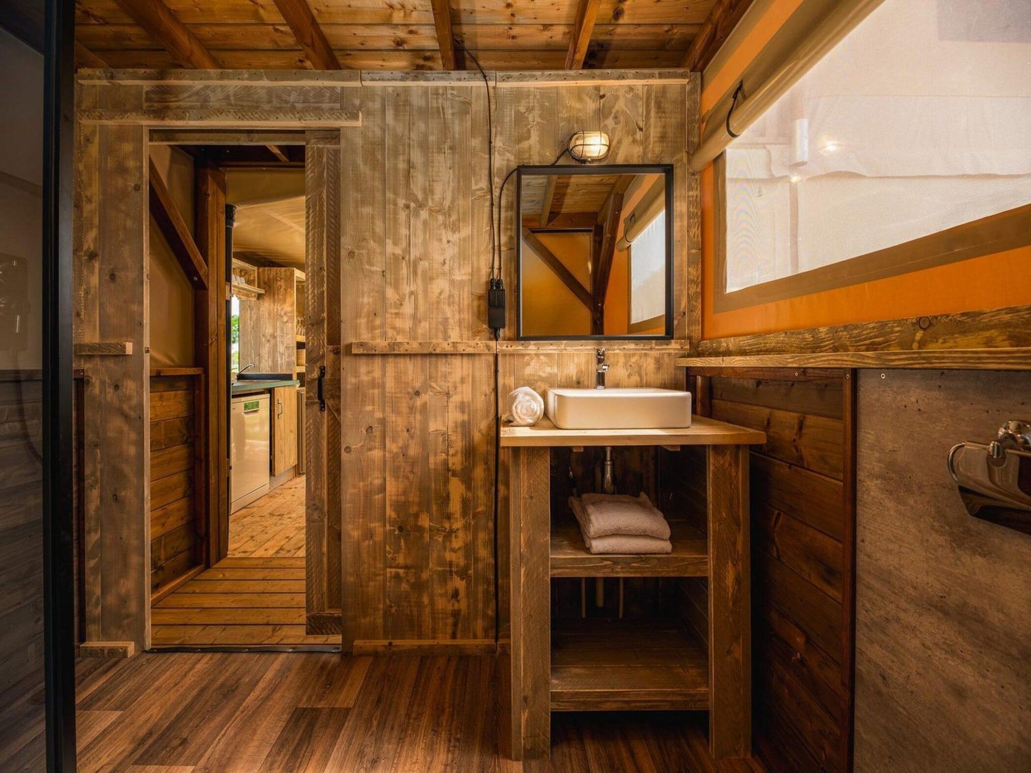 De badkamer van Treehouse tent at the Regge with private sanitary facilities | 6 people in Zuna