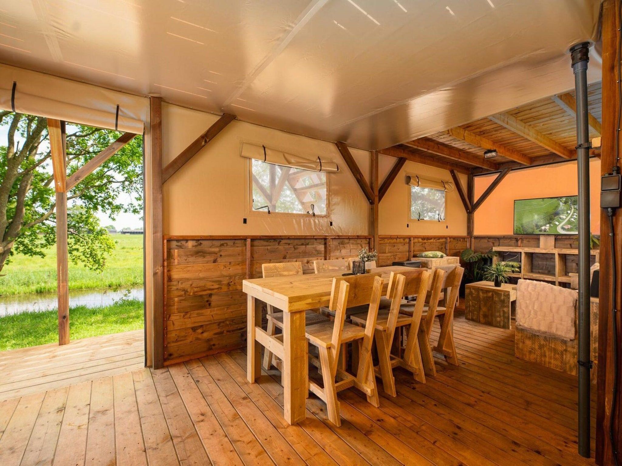 De eetkamer van Treehouse tent at the Regge with private sanitary facilities | 6 people in Zuna