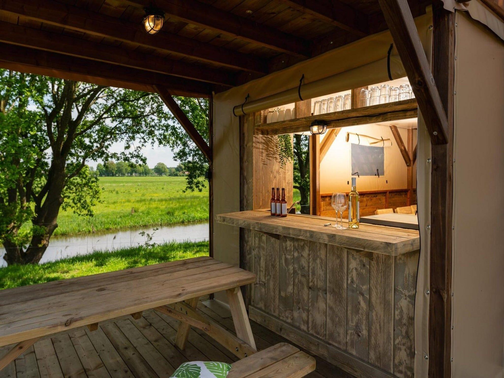Het terras van Treehouse tent at the Regge with private sanitary facilities | 6 people in Zuna