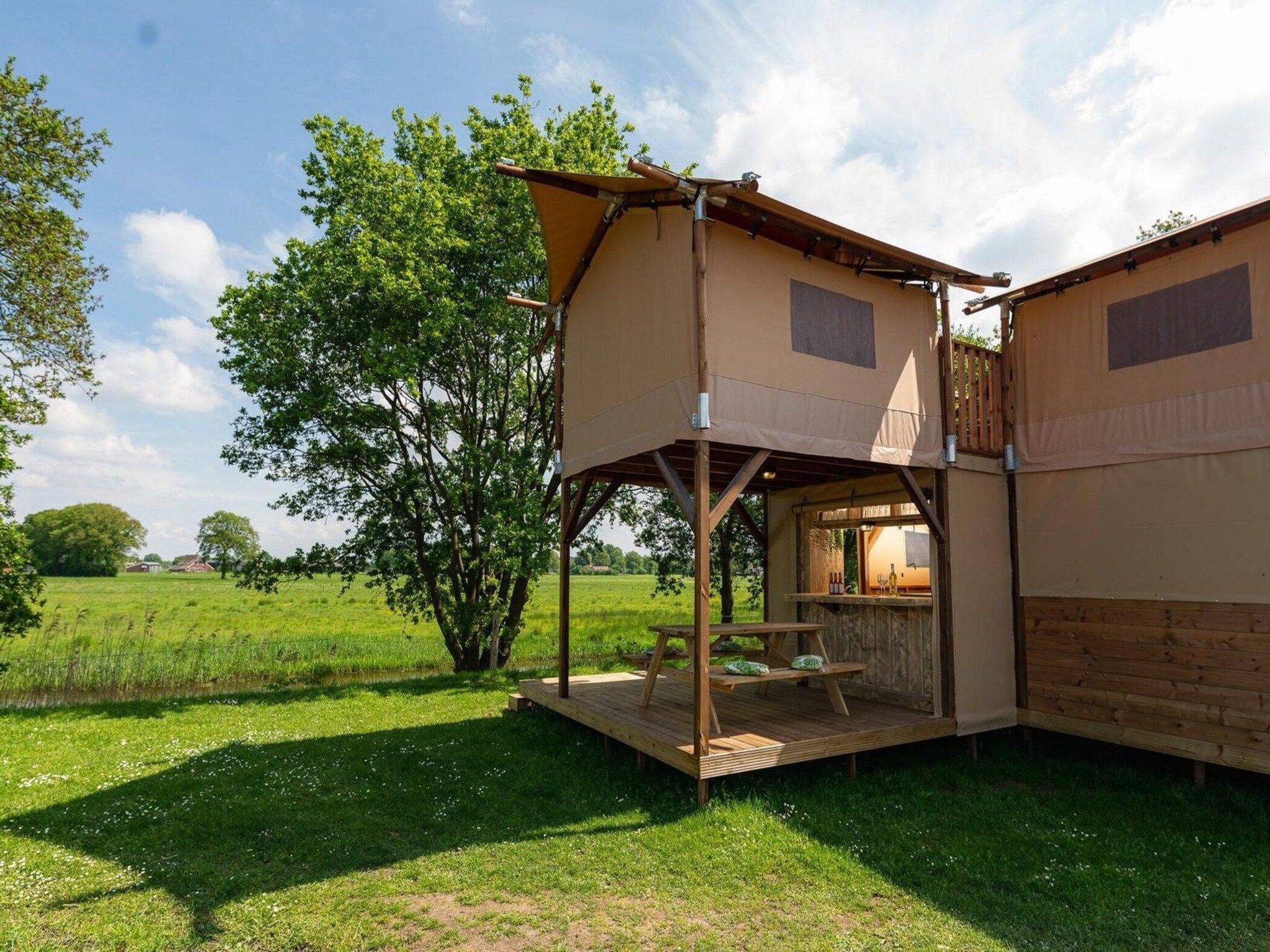 De buitenkant van Treehouse tent at the Regge with private sanitary facilities | 6 people in Zuna