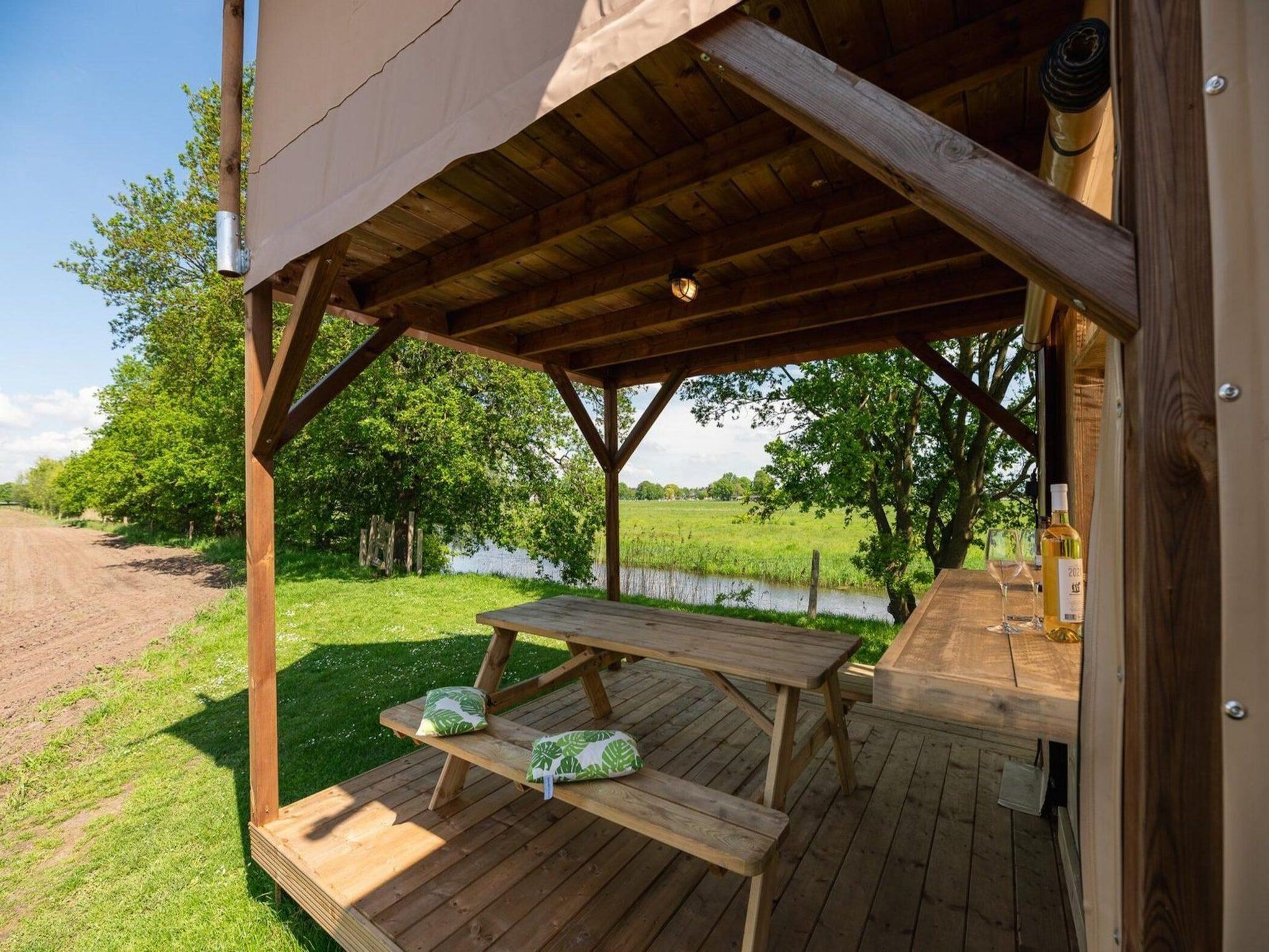 Het terras van Treehouse tent at the Regge with private sanitary facilities | 6 people in Zuna