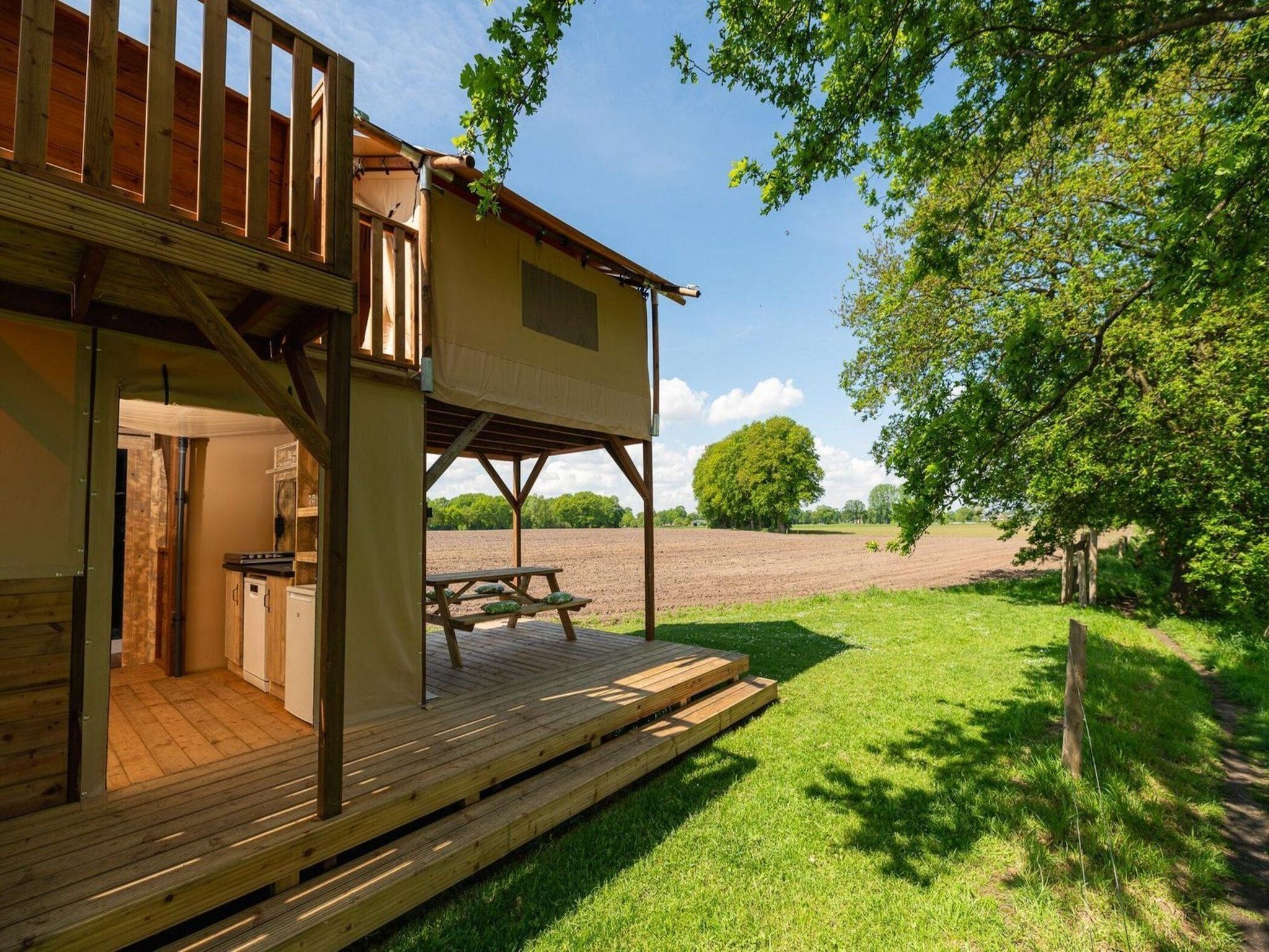 De buitenkant van Treehouse tent at the Regge with private sanitary facilities | 6 people in Zuna