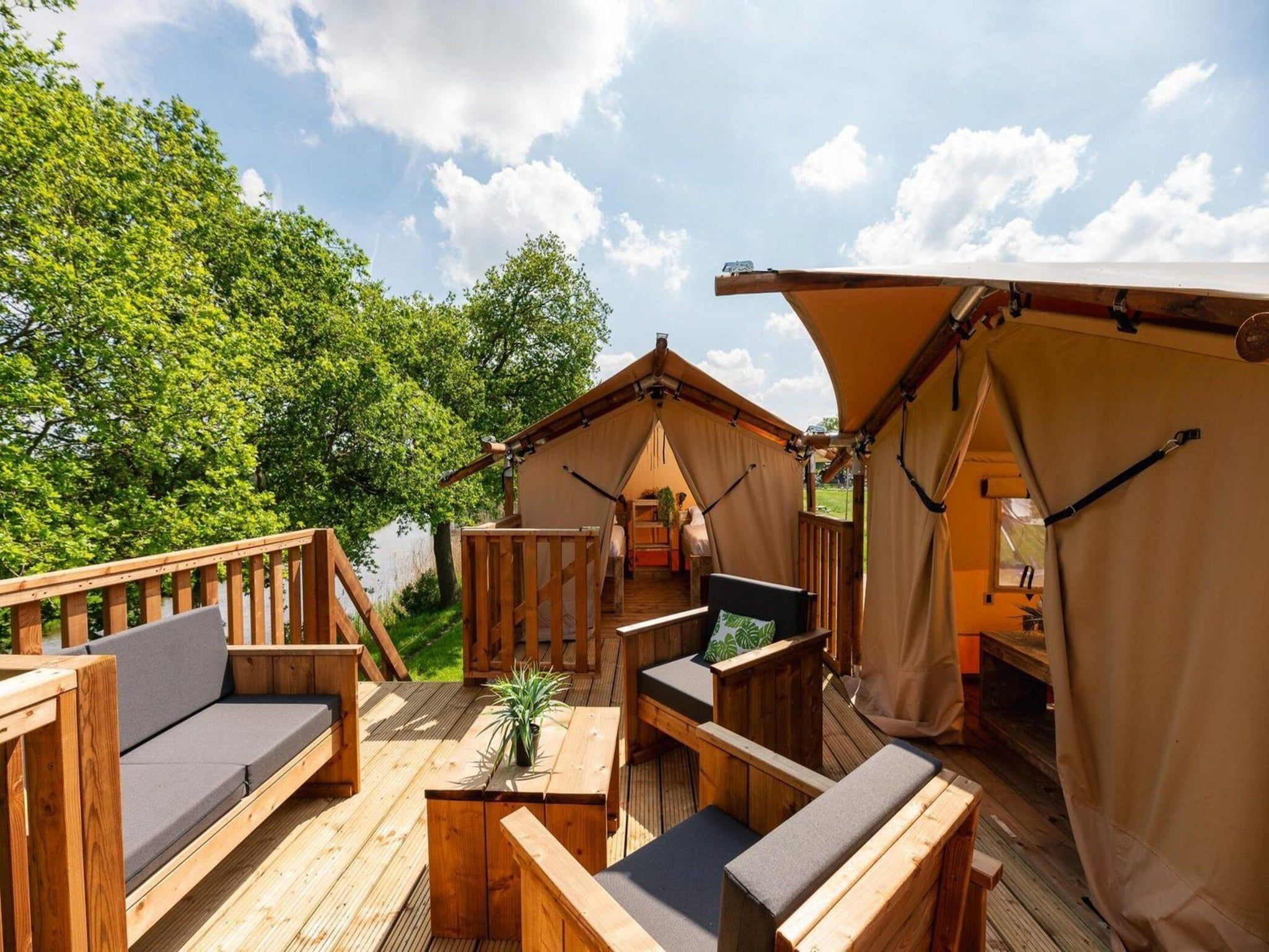 Het terras van Treehouse tent at the Regge with private sanitary facilities | 6 people in Zuna