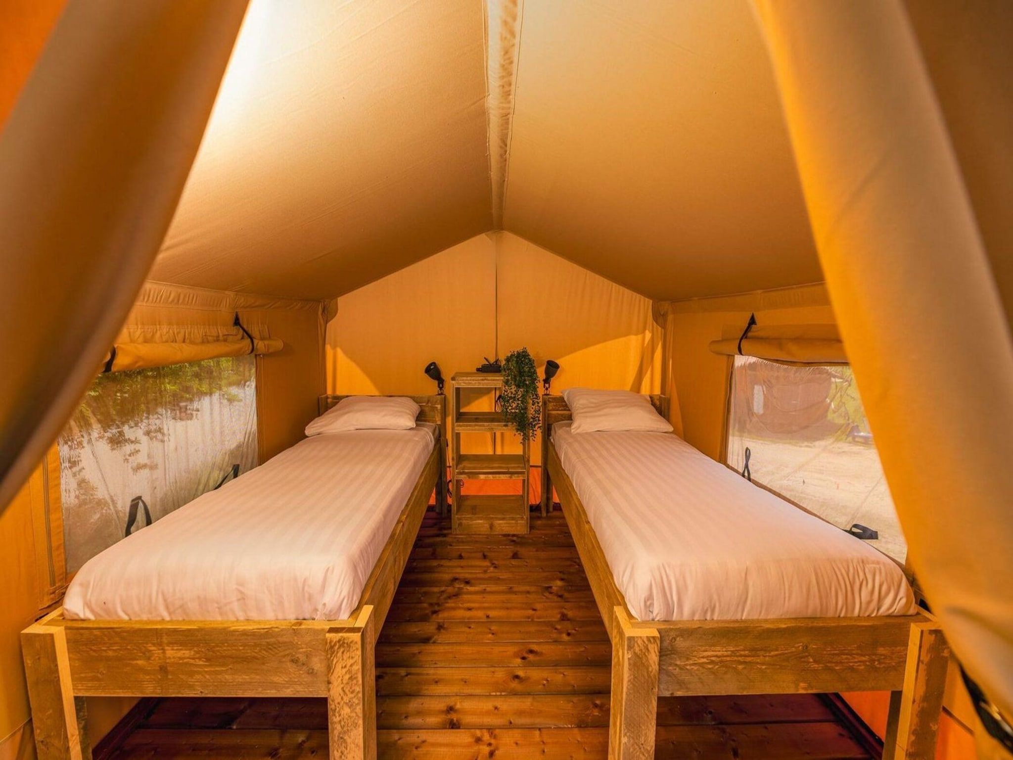 Een slaapkamer van Treehouse tent at the Regge with private sanitary facilities | 6 people in Zuna